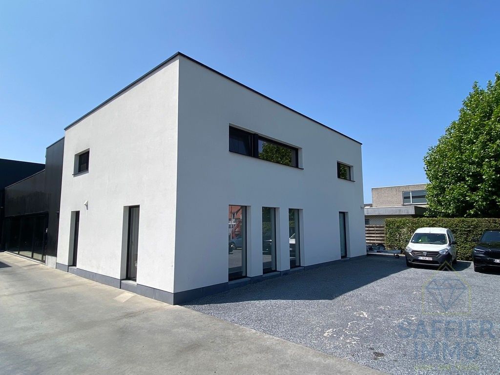 Ruime woning met 4 slaapkamers te huur in Pittem foto {{pictureIndex}}