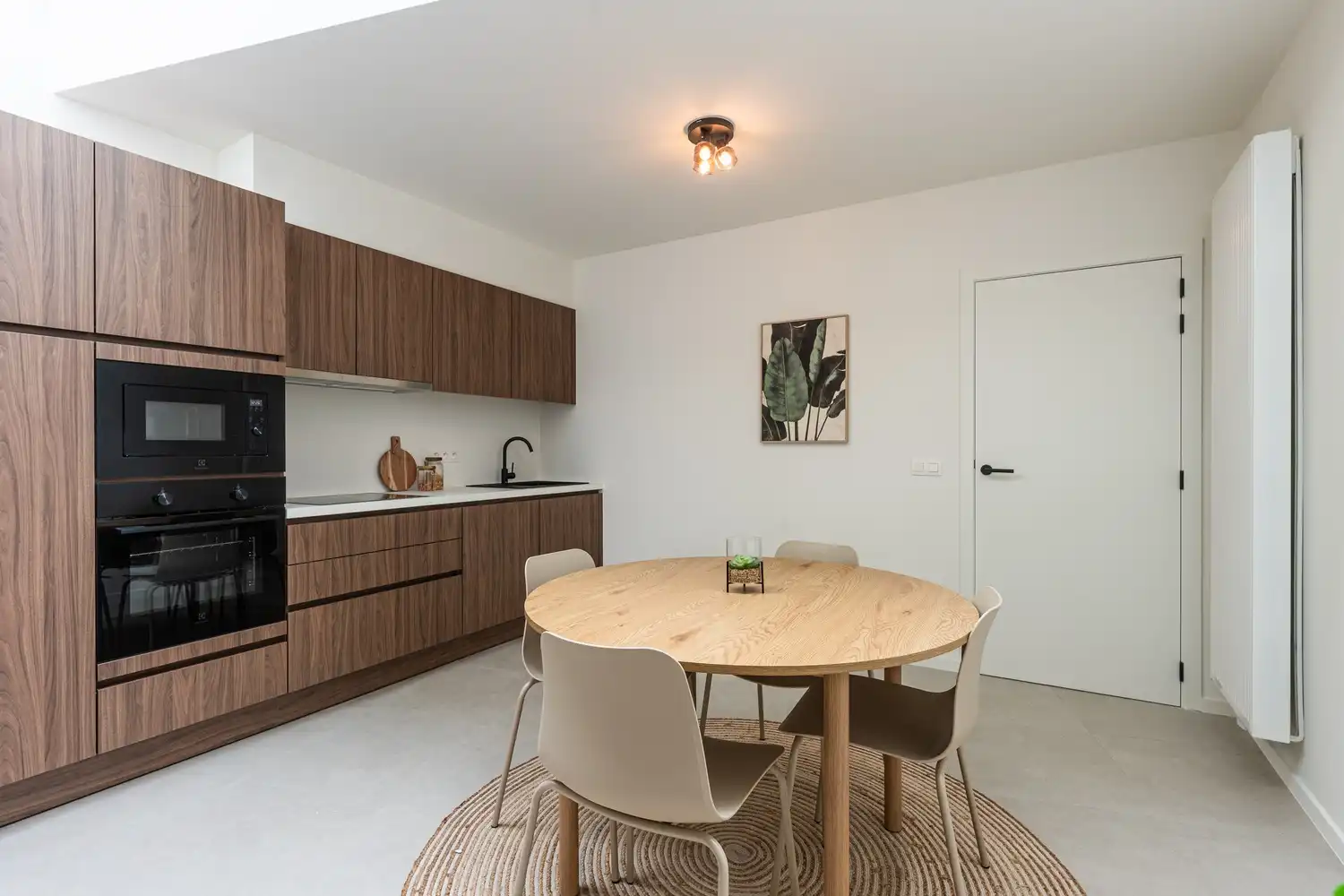 Stijlvol gerenoveerde woning met tuin en parkeerplaats foto 7