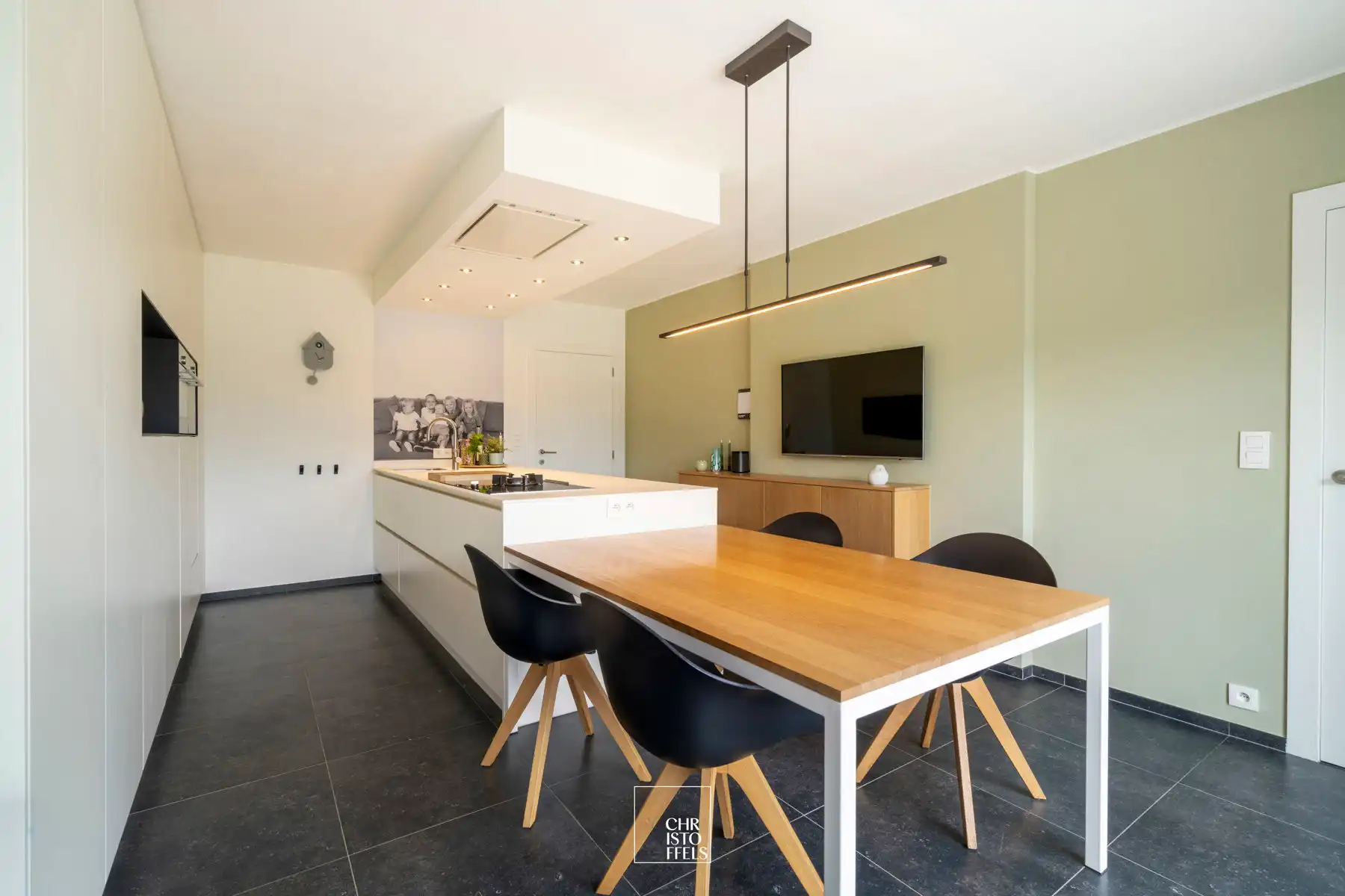 Stijlvol gerenoveerde vrijstaande woning met 3 slaapkamers en 2 badkamers op een perceel van 12a90ca!  foto 8