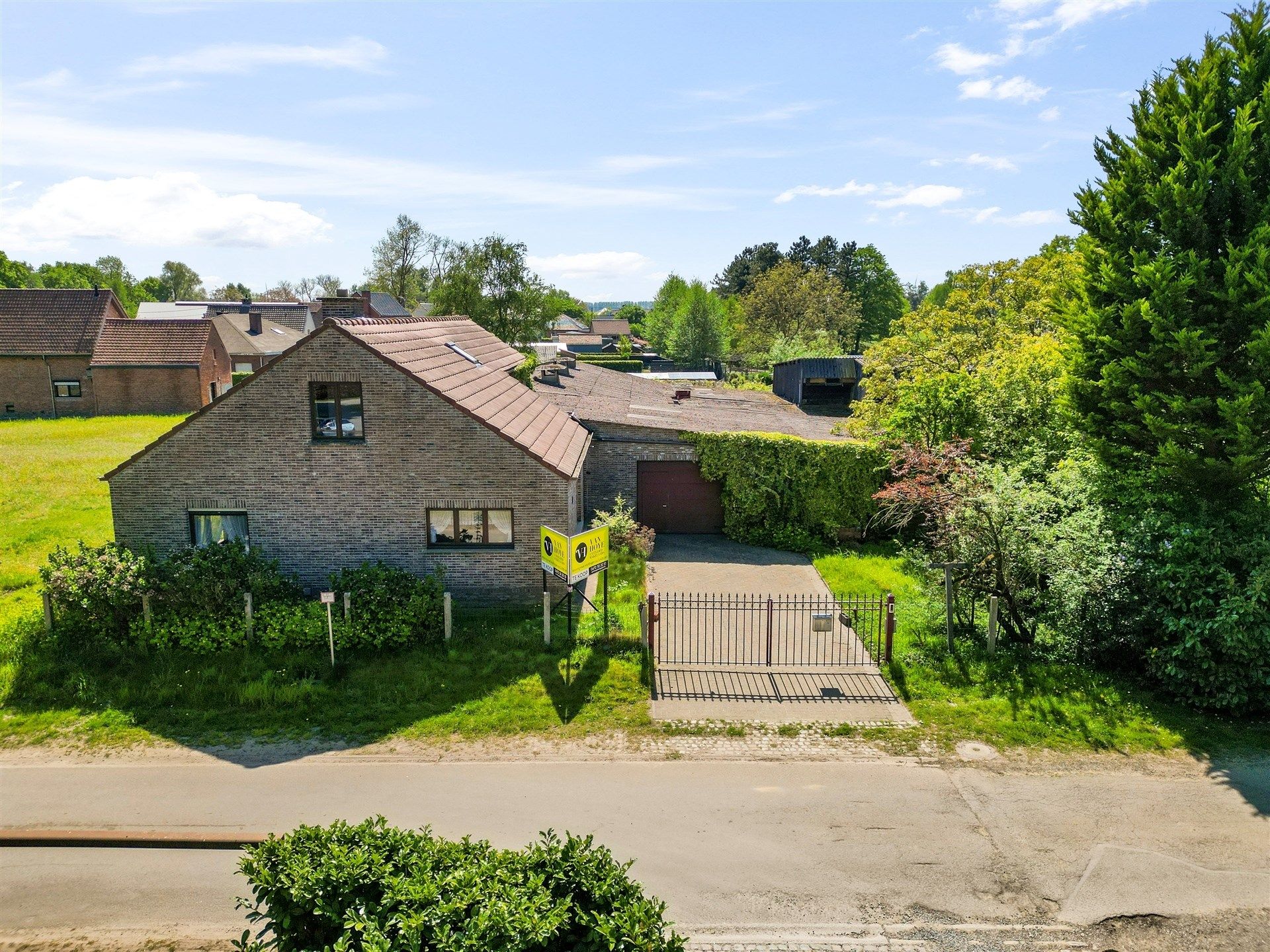 Charmante woning met bijgebouwen op 2435m².  foto 3