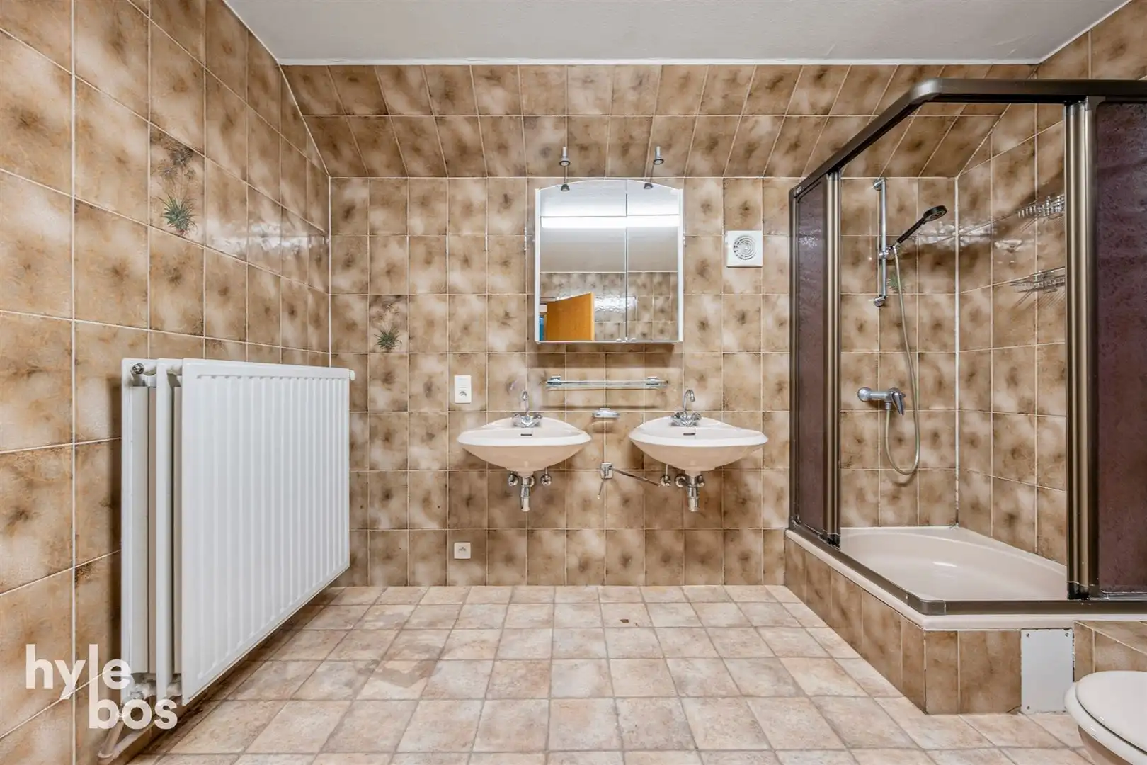 Ruim bovenhuis met groot magazijn in het centrum van de stad foto 14