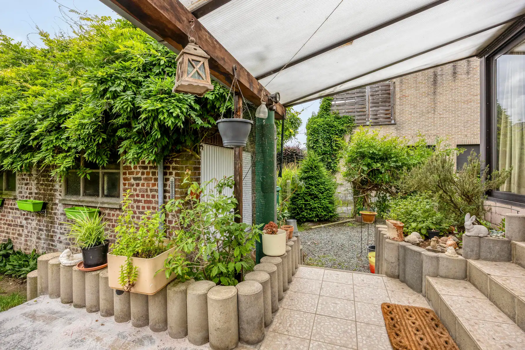 Degelijke 3-gevel met drie slaapkamers, tuin en garage foto 20