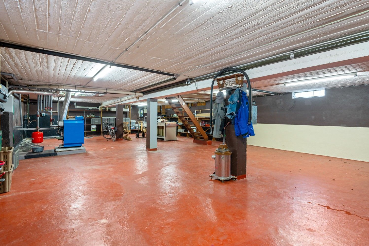 Ruime woning met prachtig onderhouden tuin met verzicht over de velden foto 23