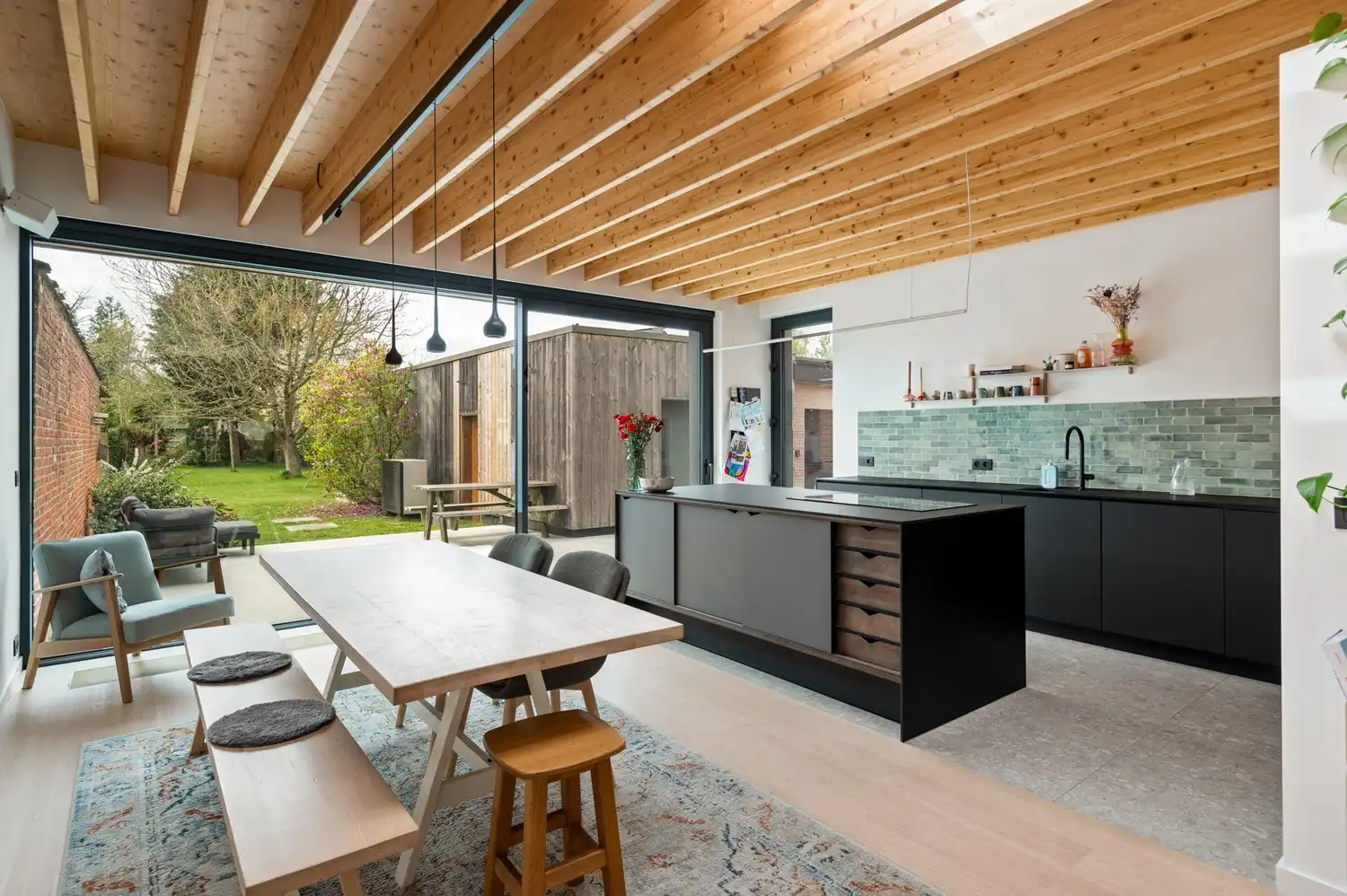 Instapklare woning met magazijn, 4 slaapkamers en 2 badkamers te Ranst! foto {{pictureIndex}}