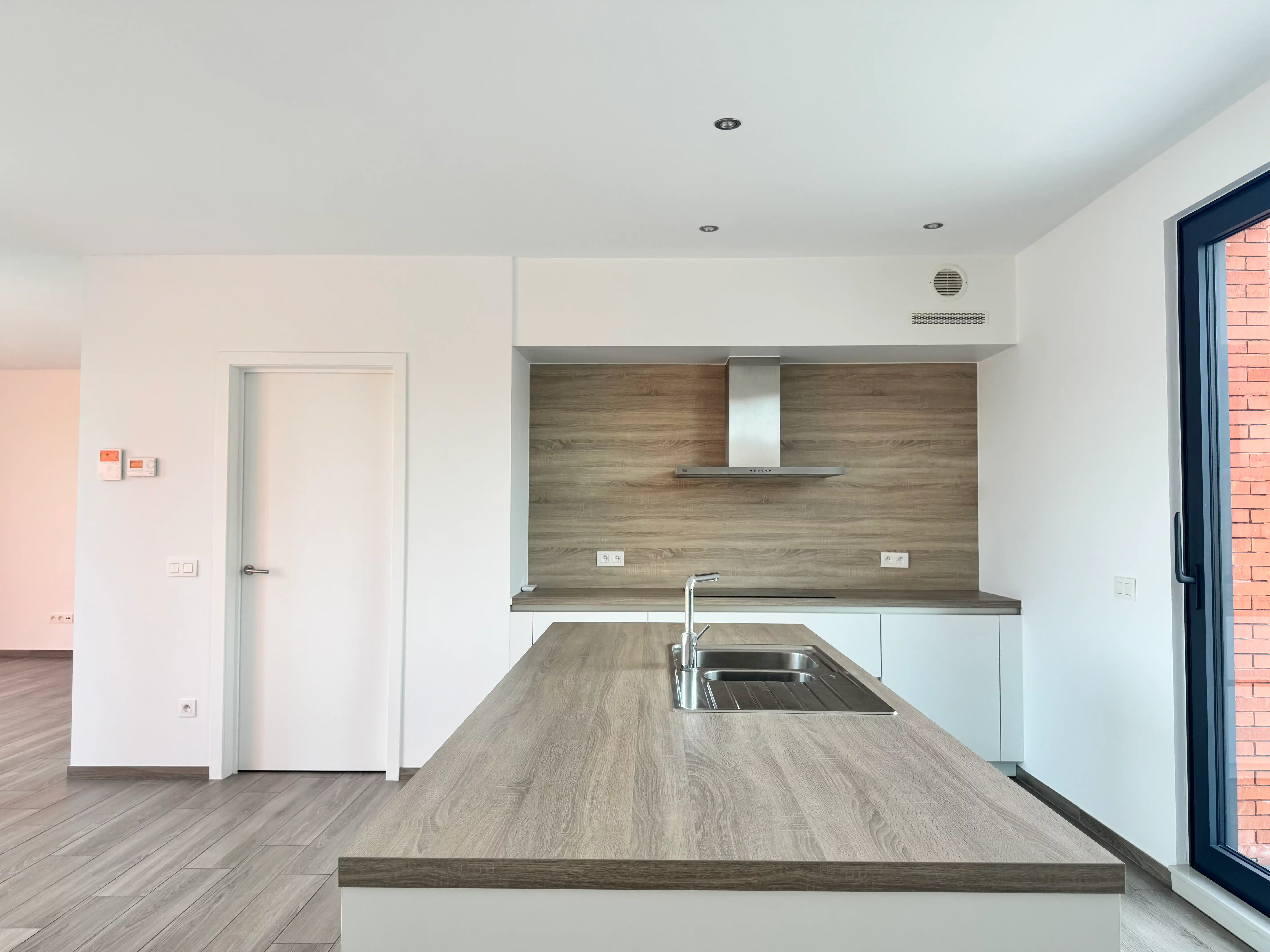 Modern appartement met 2 slaapkamers en 2 autostaanplaatsen foto 3