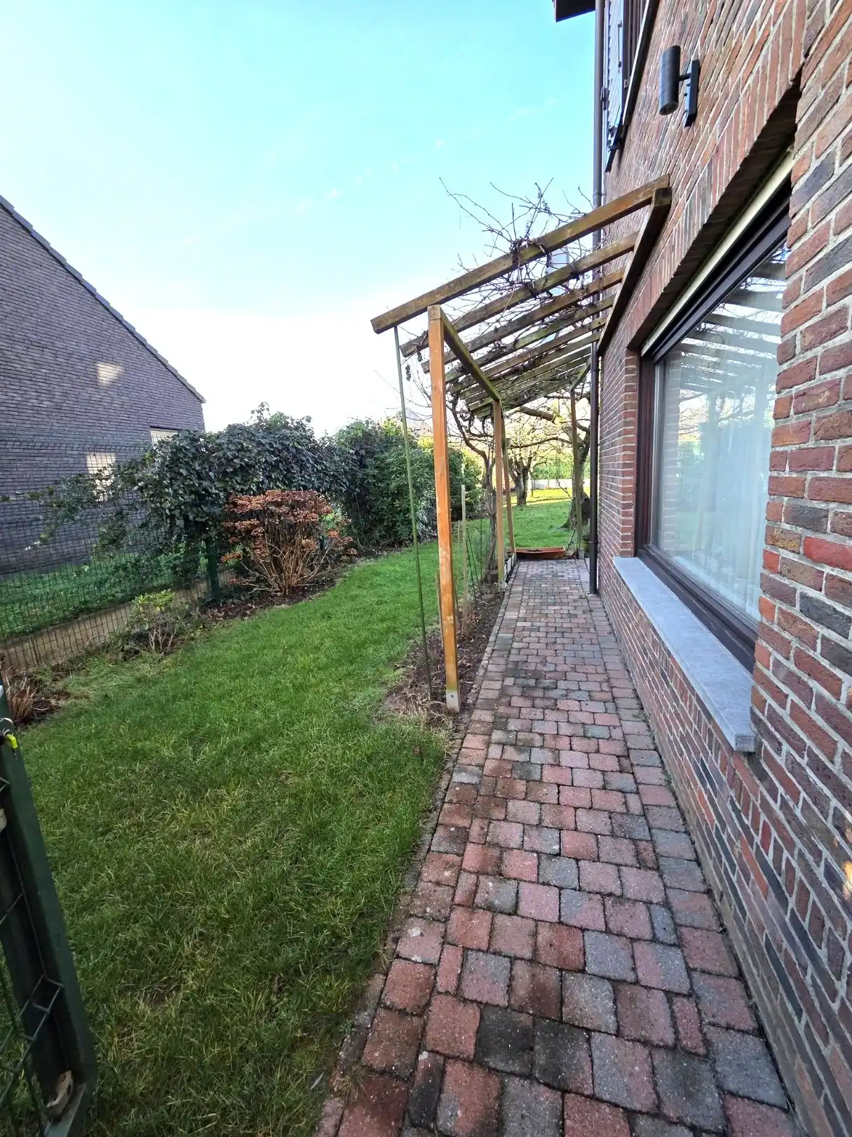 Schitterende 3-gevelwoning met 4 slaapkamers en 2 badkamers. foto 20