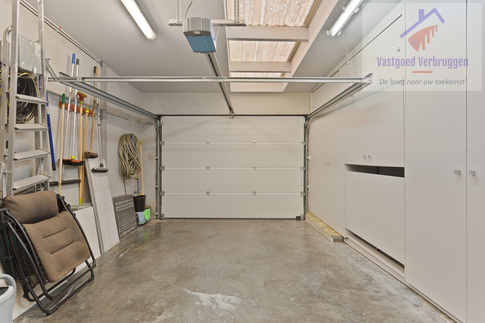 Instapklare moderne ruime woning met garage, carport en ruim terras foto 11