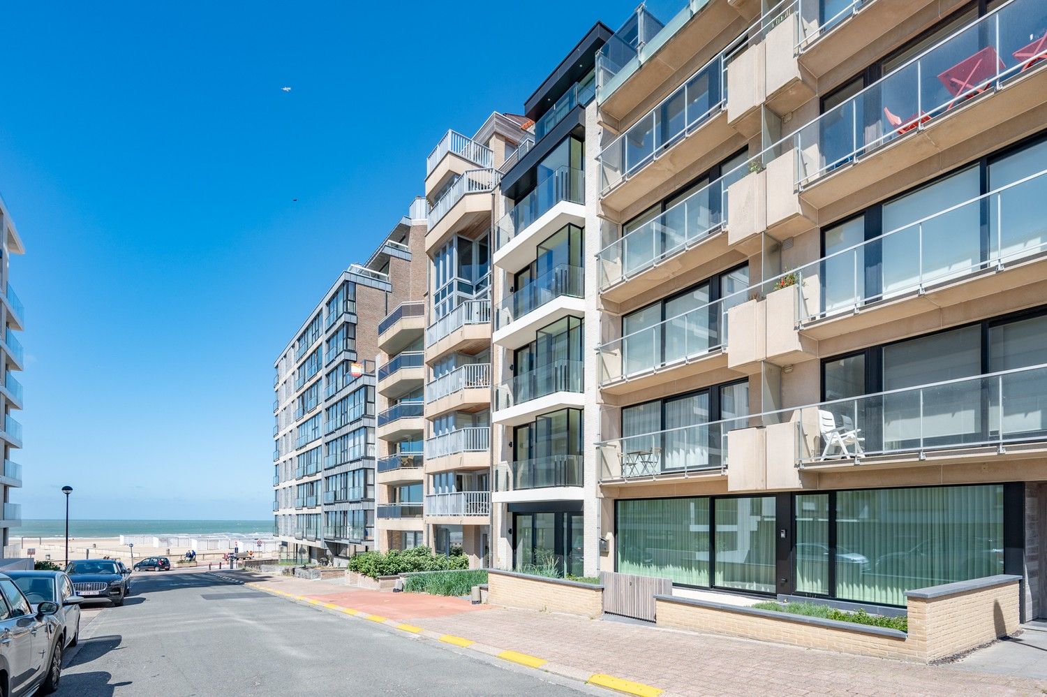 Bijzonder duplex appartement met zijdelings zeezicht, terras én tuin(terras). foto 4