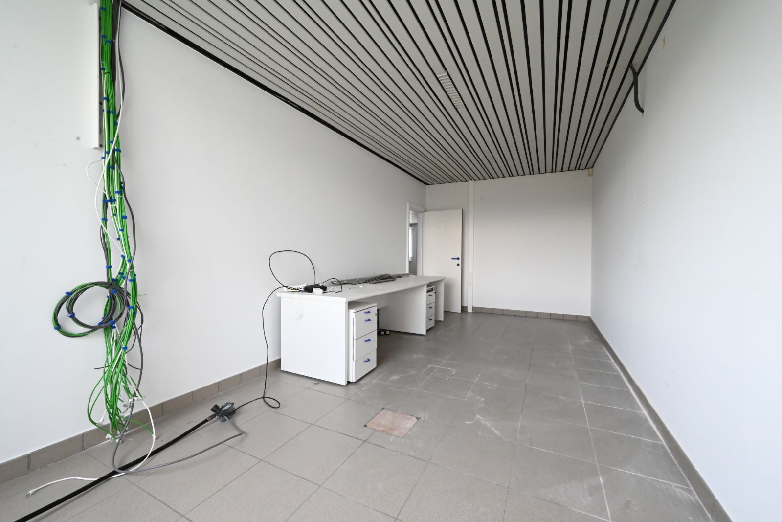 Bedrijfs-/ kantoorgebouw (275m2) met veel parkeergelegenheid! foto 5