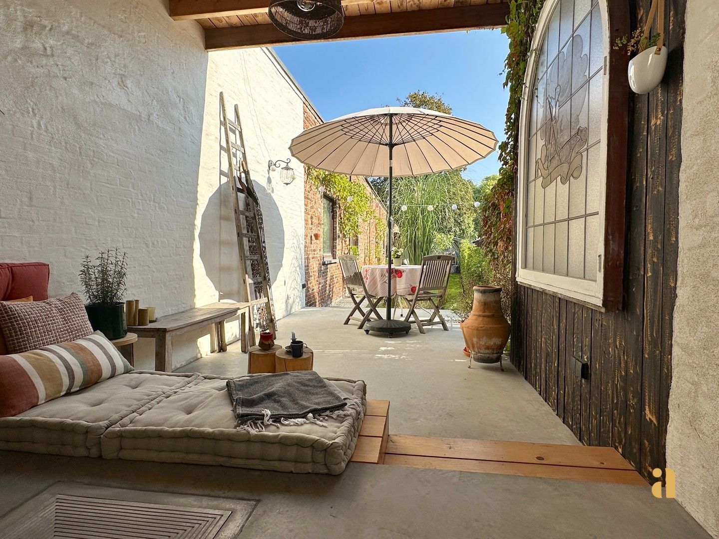Charmante woning met een groene oase als tuin foto {{pictureIndex}}
