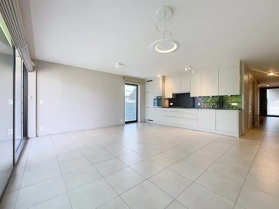 Lichtrijk gelijkvloers appartement in hartje Oostnieuwkerke foto 2