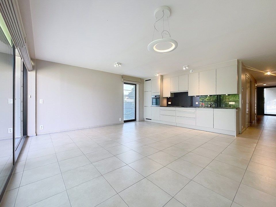 Lichtrijk gelijkvloers appartement in hartje Oostnieuwkerke foto 2