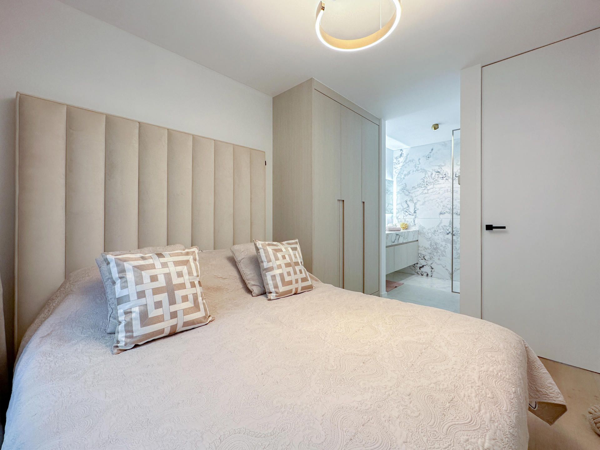 Subliem nieuwbouwappartement in het Zoute met zonnig terras foto 19