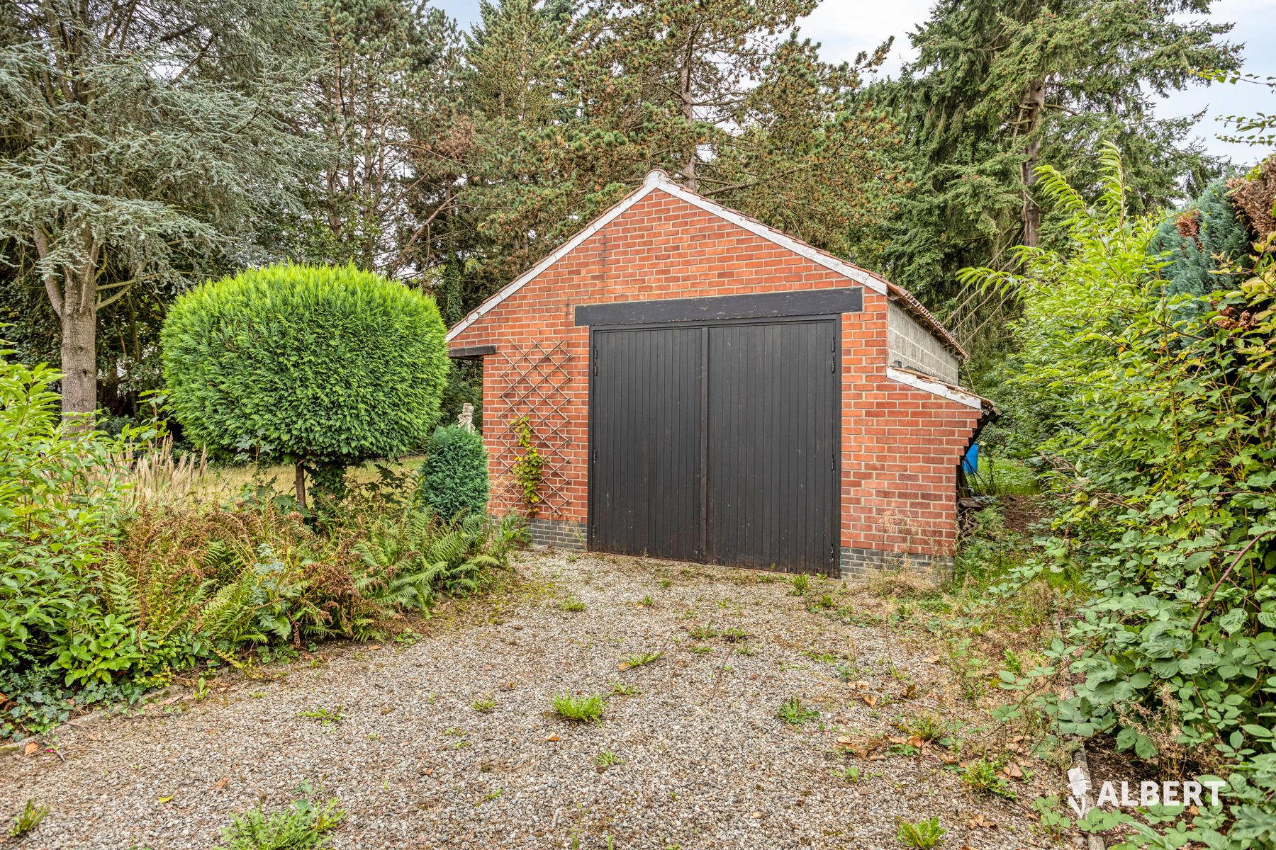 Bungalow met inrichtbare zolder op een ruim perceel foto 13