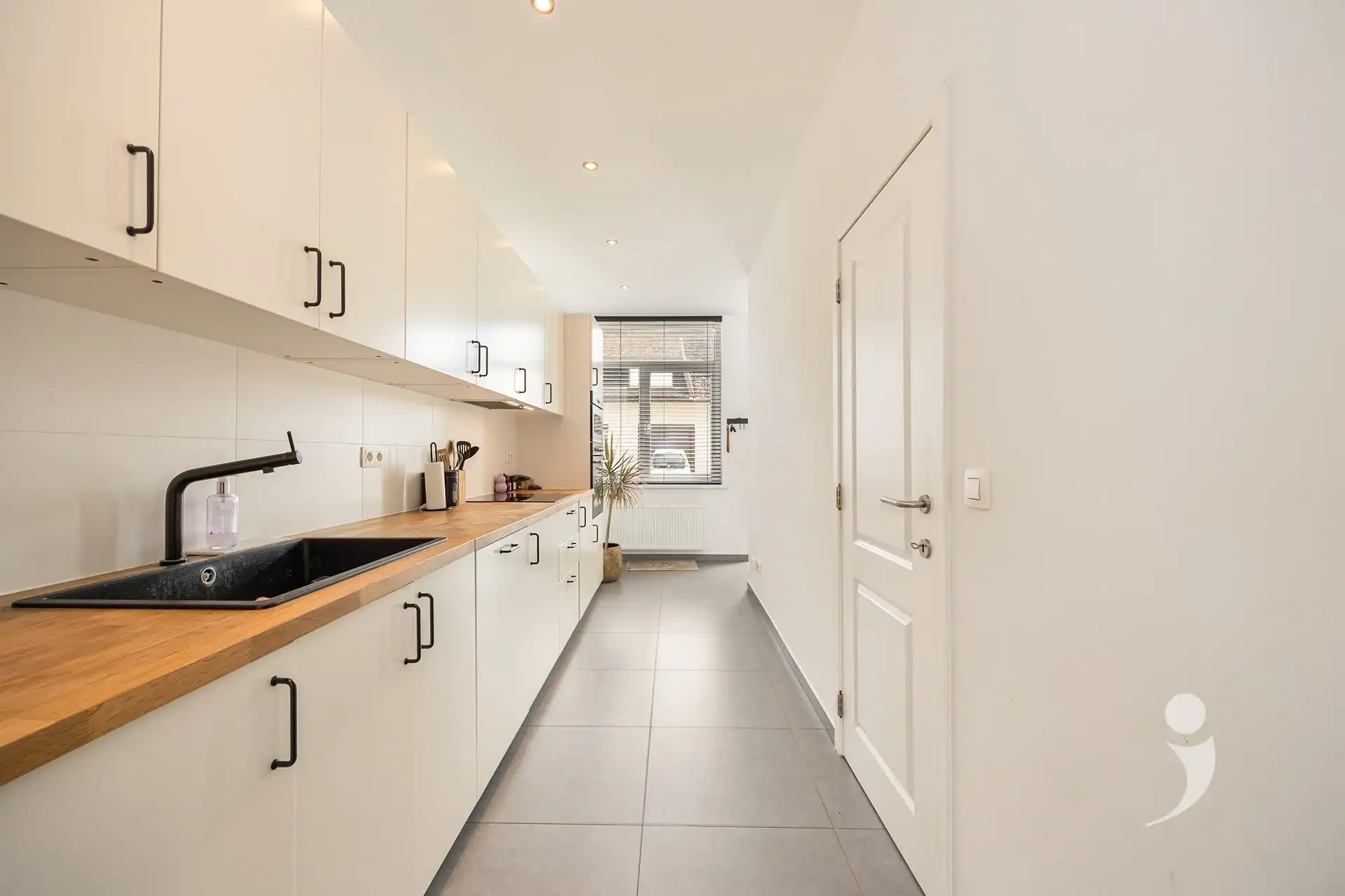 Recent gerenoveerde woning op een rustige locatie! foto 12