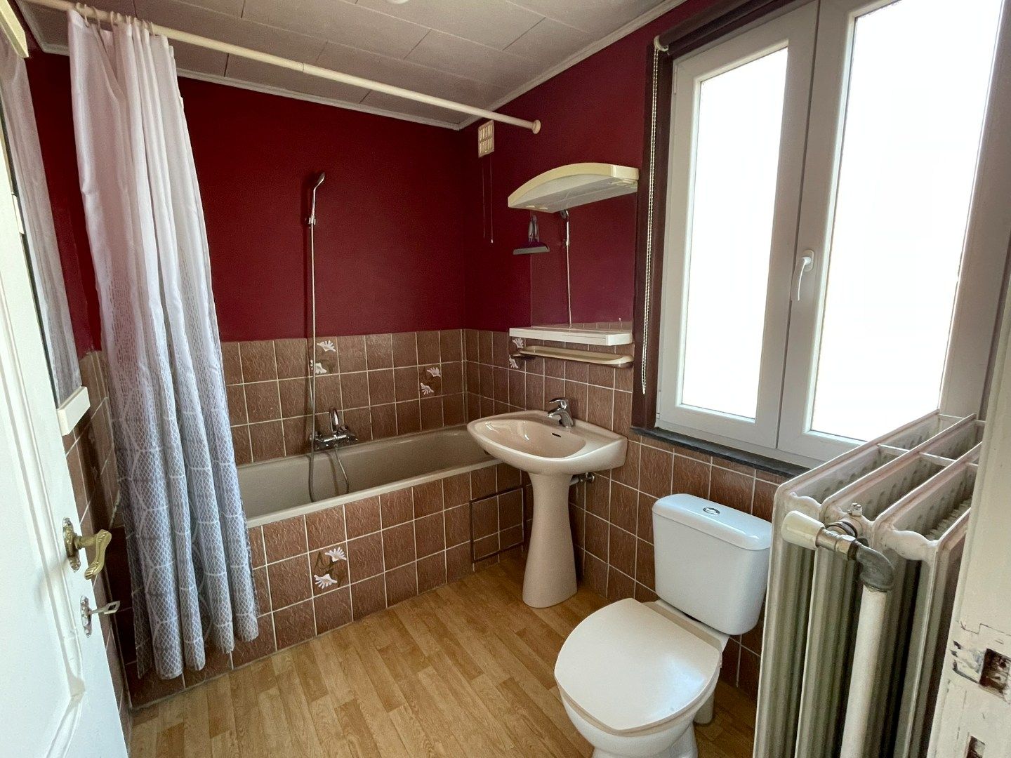 Ruime 3-gevelwoning met grote tuin in Roosdaal foto 5