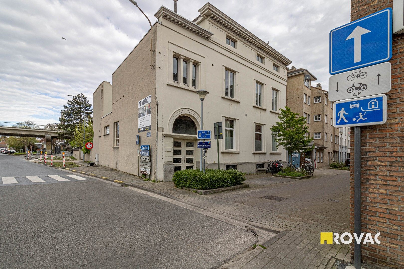 Gelijkvloerse kantoorruimte nabij het centrum en het station van Izegem! foto {{pictureIndex}}