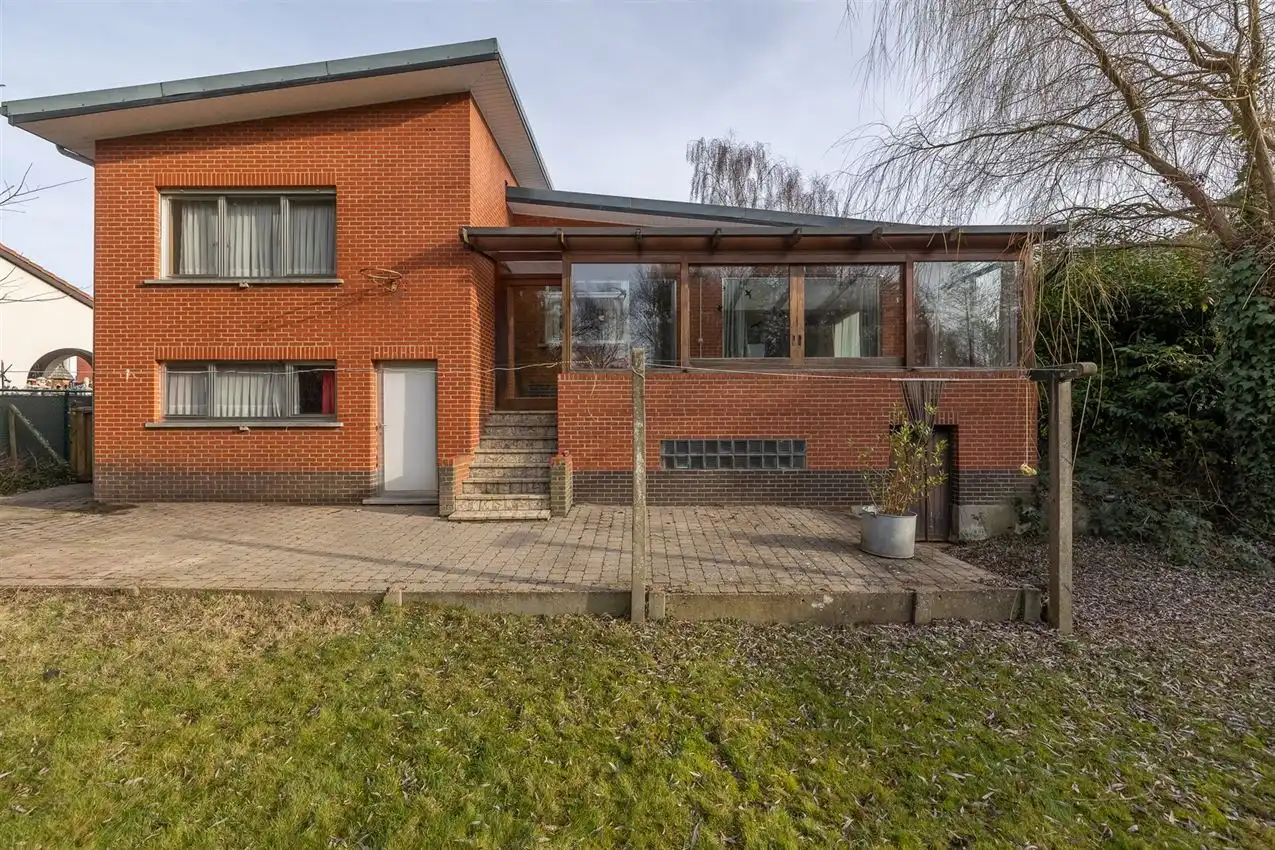 Te renoveren splitlevel woning in doodlopende straat foto 4