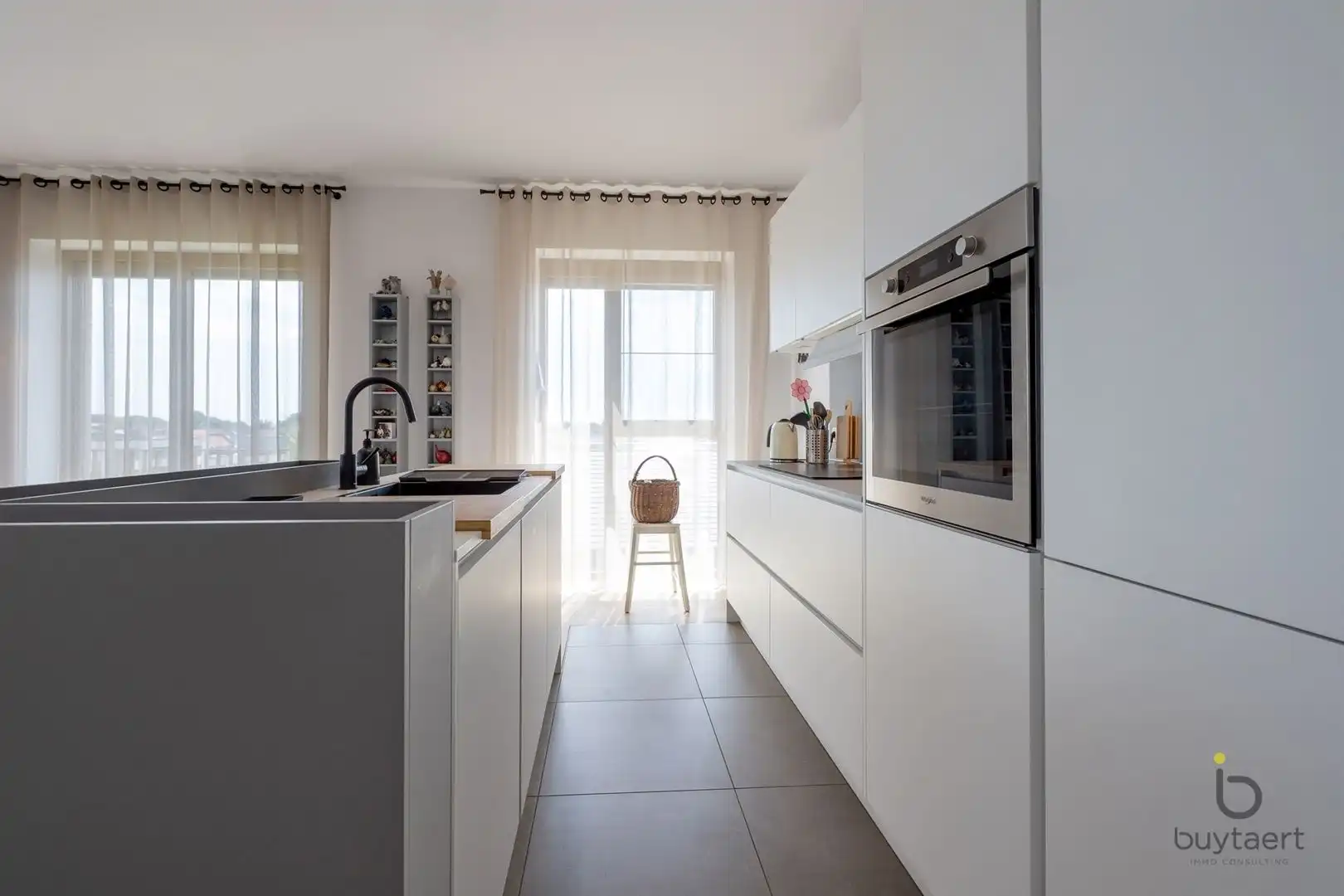WONEN IN STIJL: een knap 2-slaapkamer appartement op de 3de verdieping met terras te Deurne-Zuid! foto 13