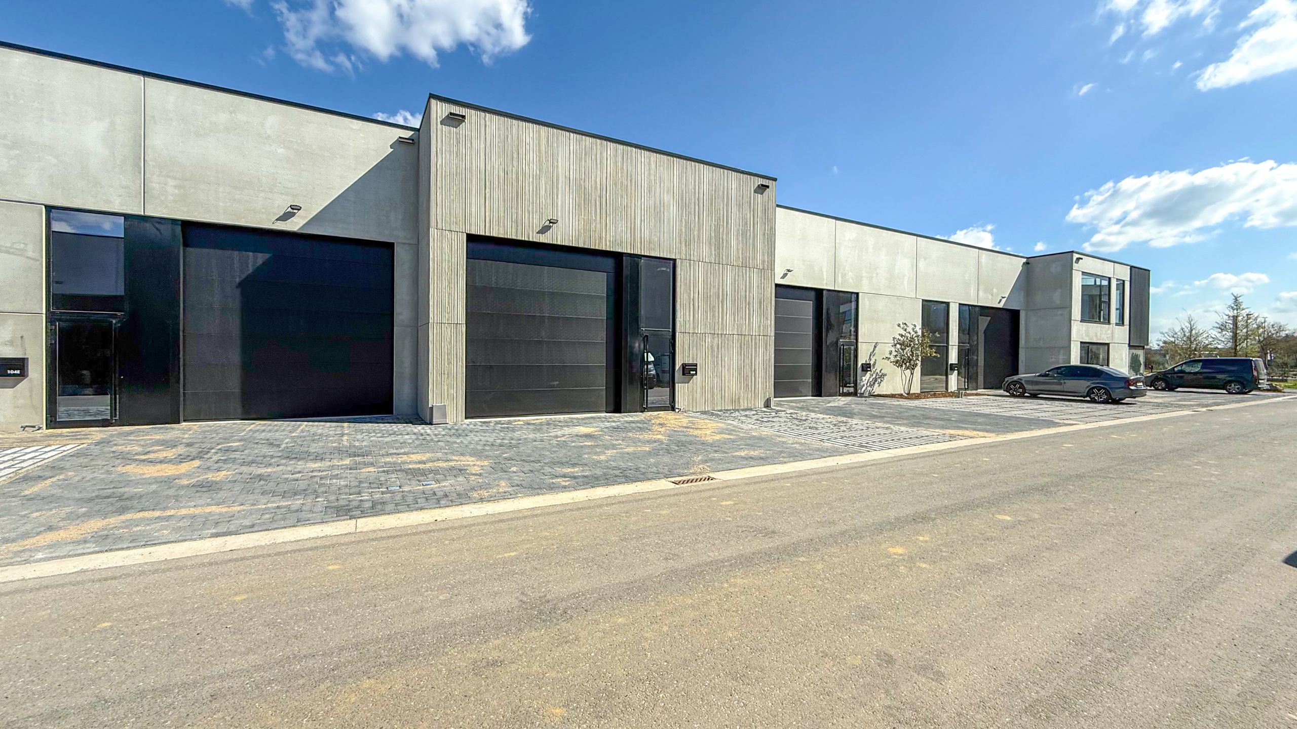 Ruime nieuwe loods te huur, centraal gelegen in KMO- zone! foto 13