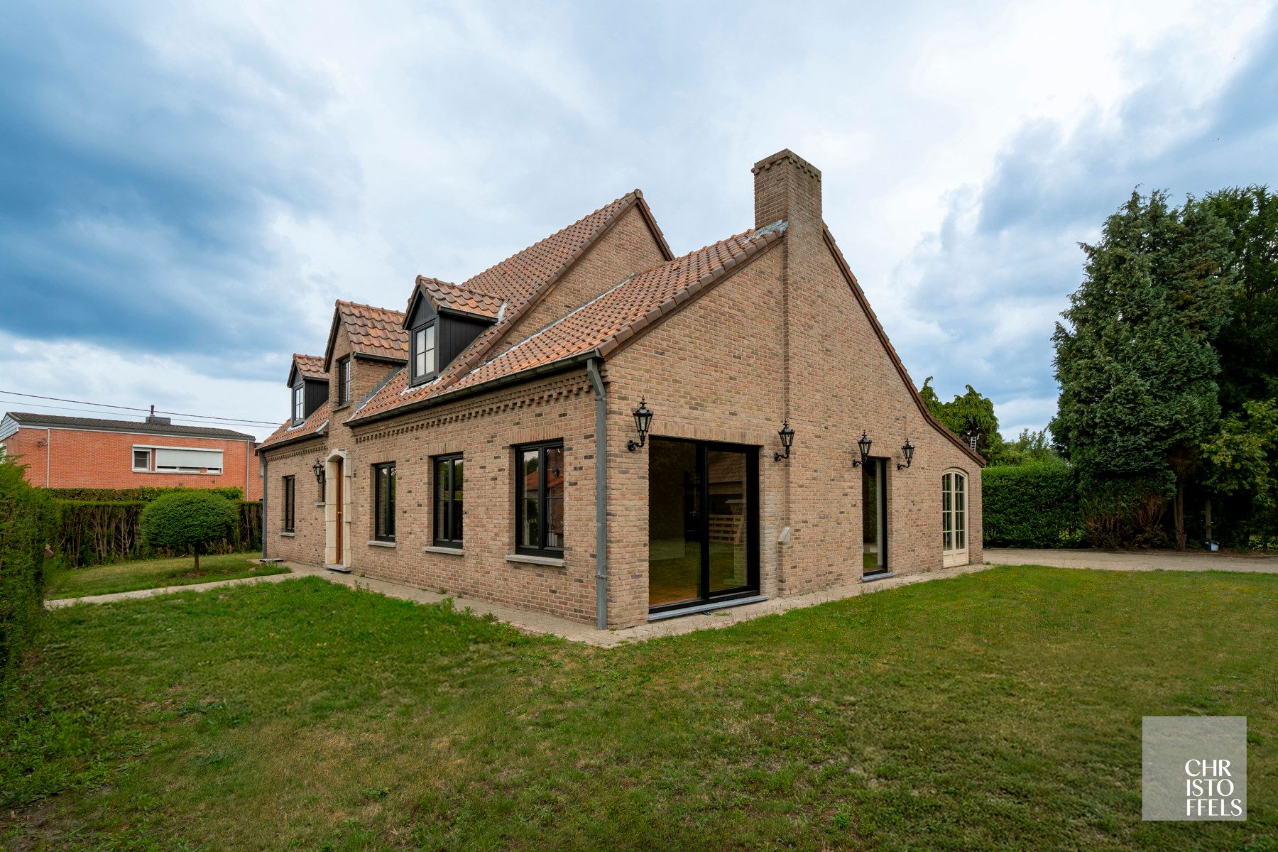 Instapklare, karaktervolle woning met eventuele praktijkruimte (229m²) te Genk!  foto 10