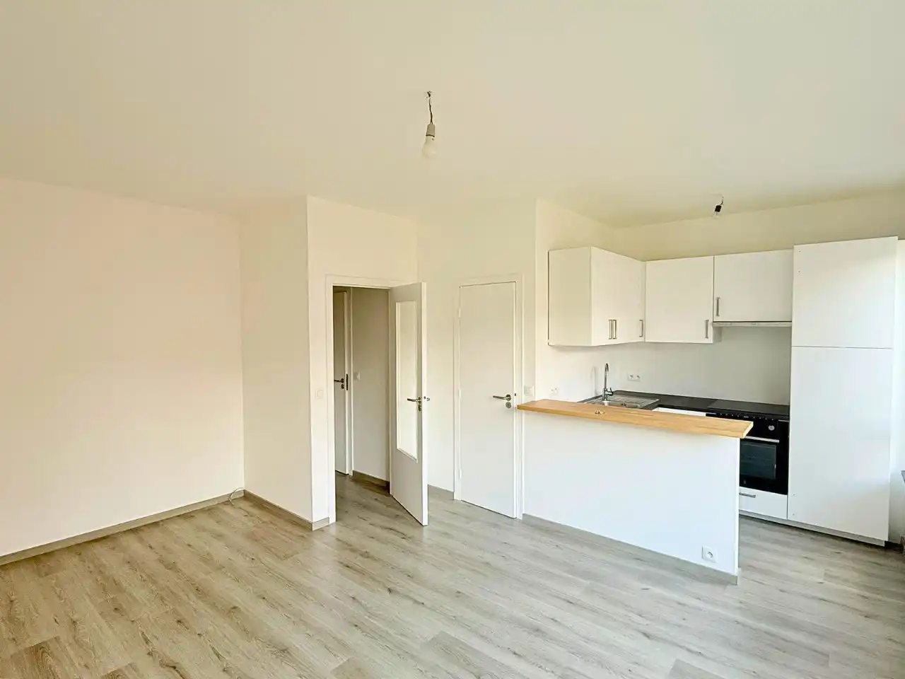 Gerenoveerde studio van 33m² op wandelafstand van het Fernand Cocqplein foto {{pictureIndex}}