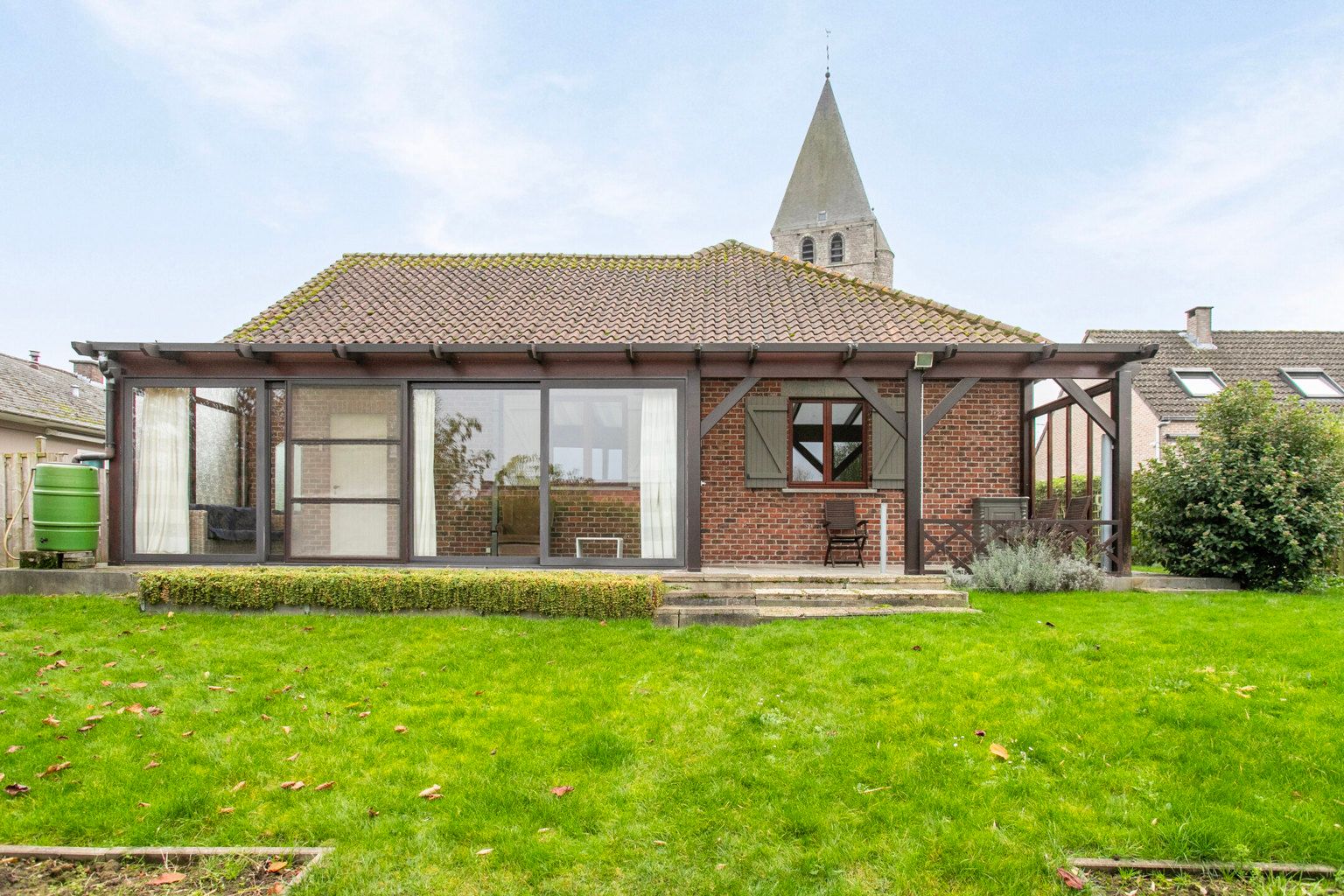 MOOI ONDERHOUDEN BUNGALOW  foto 26