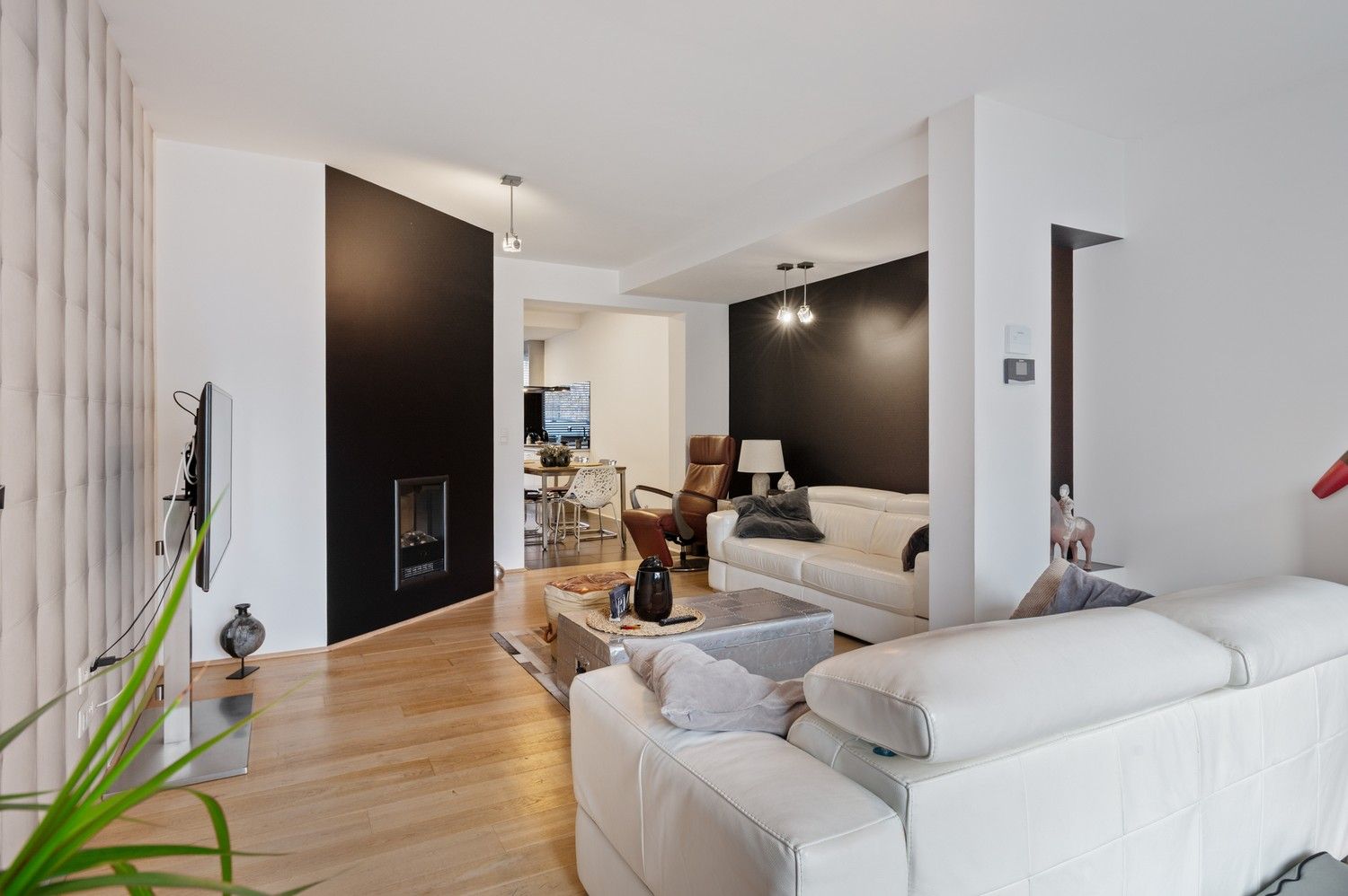 Instapklare woning met 4 slaapkamers, garage en tuin te Berchem! foto 3