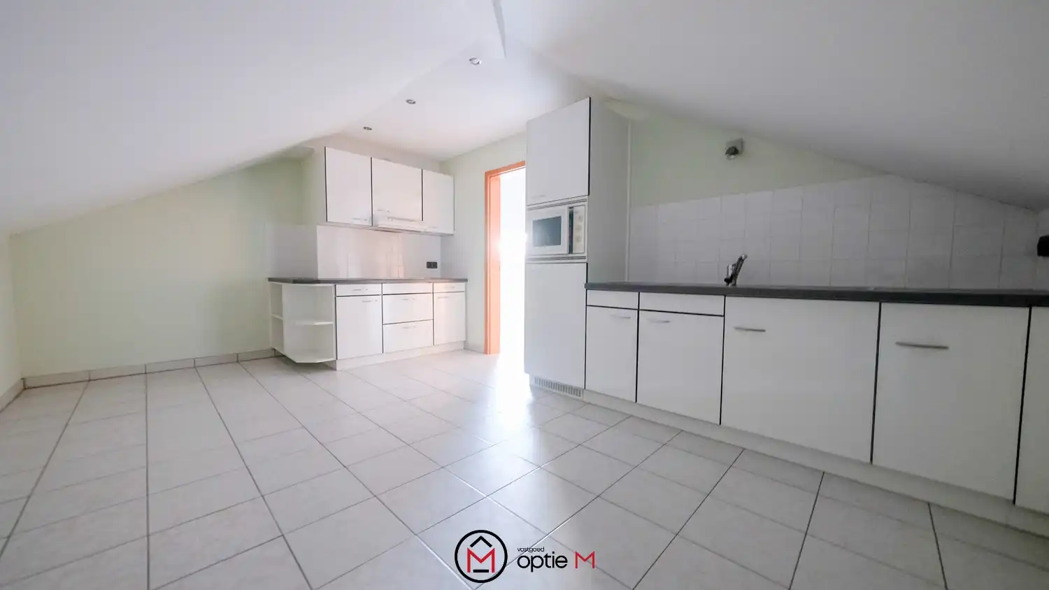 Bedrijfspand met woonst te huur – ruime hal, werkplaats en appartement met 3 slaapkamers foto 30