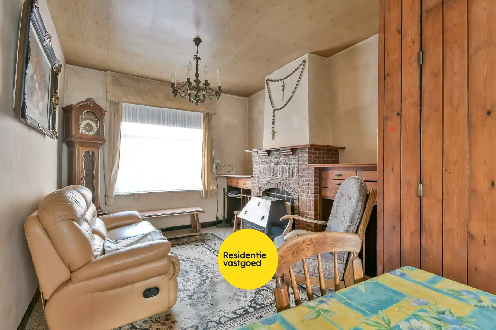 Te renoveren woning in hartje Torhout! foto 6