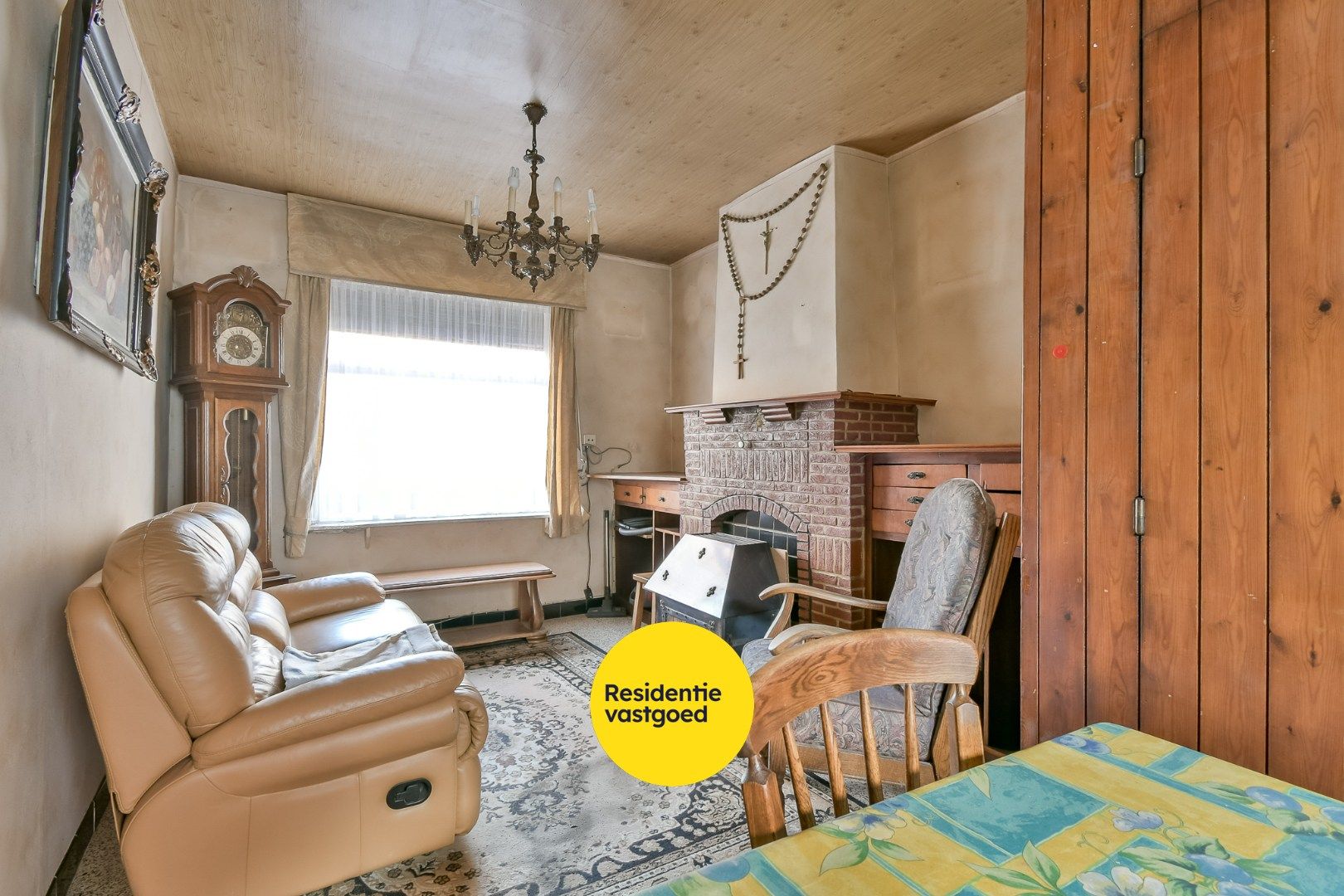 Te renoveren woning in hartje Torhout! foto 3