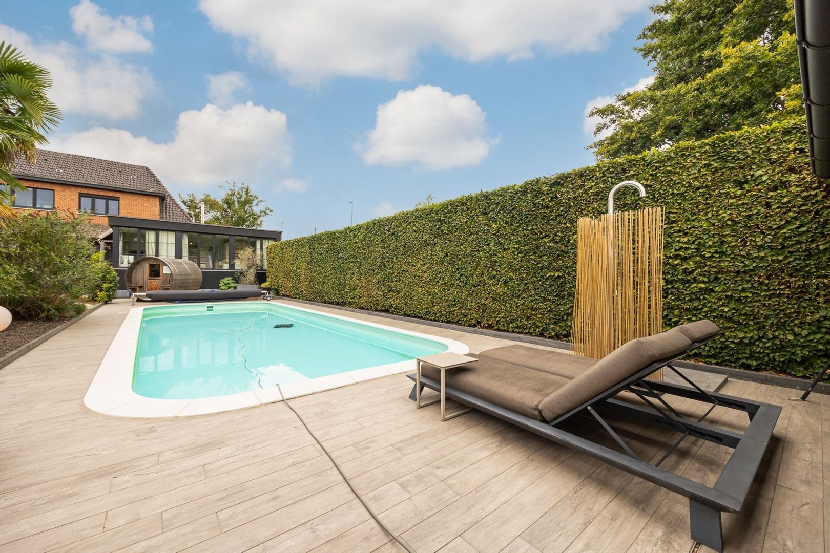 Een luxueus ingerichte woning met 5 slaapkamers en zwembad. foto 36