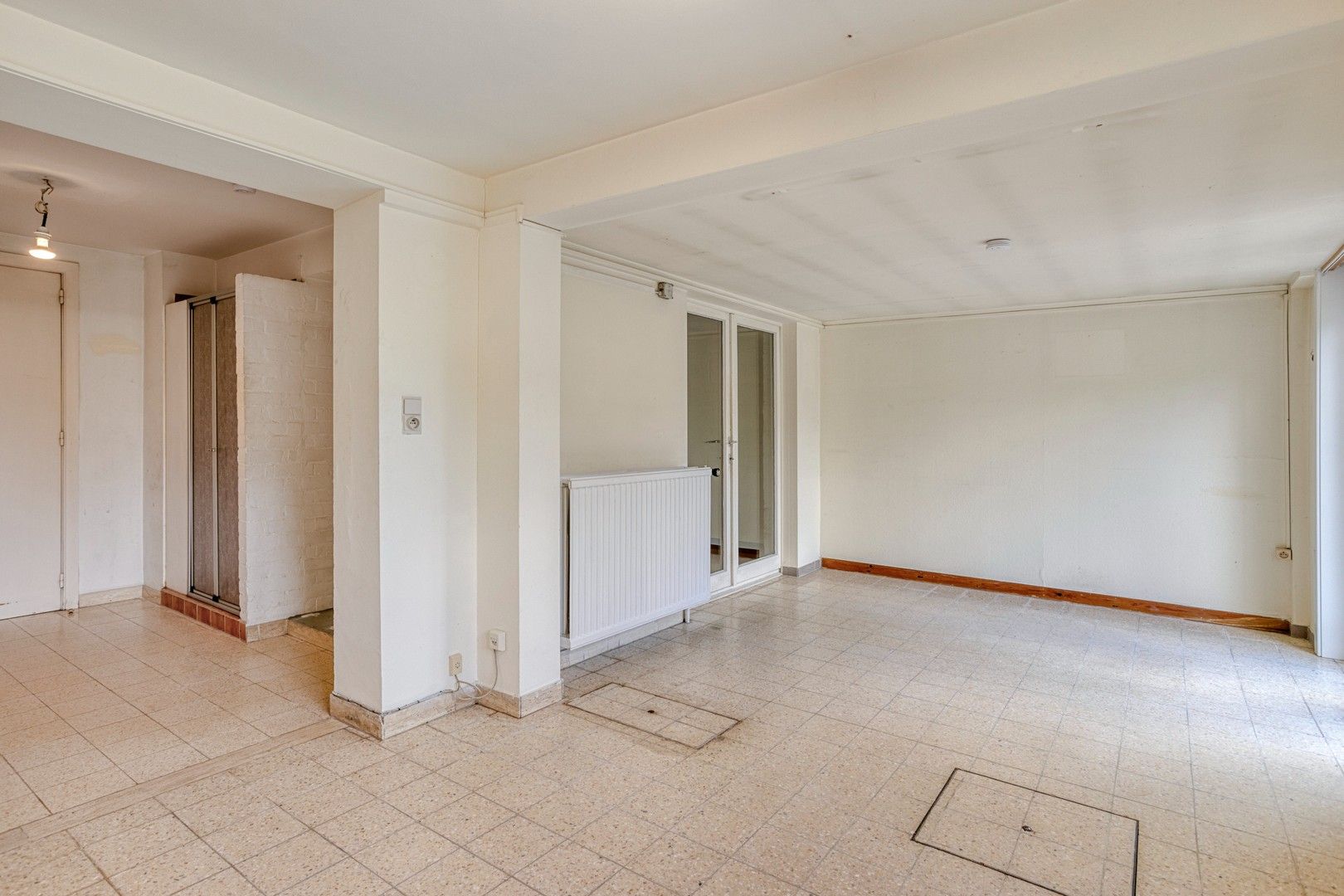 Op te frissen woning met kantoorruimte en garage te Sint-Michiels foto 6