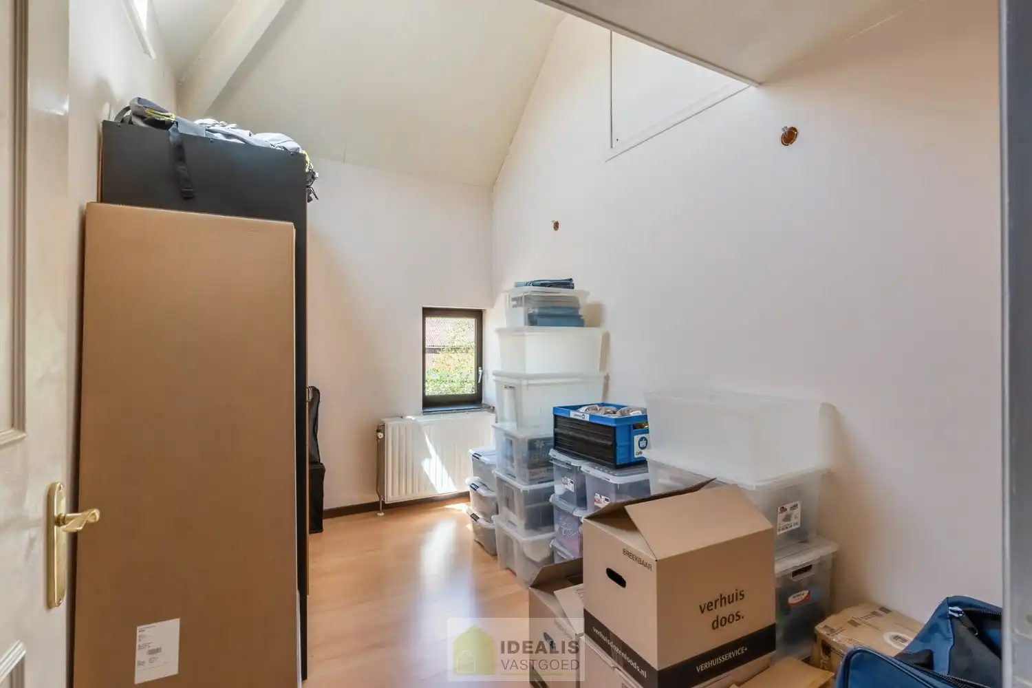 OP TE FRISSEN GEZINSWONING MET LICHTRIJKE LEEFRUIMTE EN AANSLUITEND RUIME KEUKEN, BERGING, BADKAMER VOORZIEN VAN DOUCHE EN BAD EN 3 SLAAPKAMERS OP EEN PERCEEL VAN 5A 37A - Deze woning omvat +-158m² bewoonbare oppervlakte verdeeld over een lichtrijke woonkamer met aansluitend een ruime keuken, berging, badkamer voorzien van douche en bad en 3 slaapkamers. De woning is gelegen op een aangenaam perceel van 5a 37ca vlakbij het centrum van Opitter (Bree), op fietsafstand van winkels, horeca en scholen,… Zeer geschikt voor kandidaten op zoek naar een op te frissen woning met karakter die ruimte en rust biedt doch dicht bij allerlei faciliteiten is gelegen. foto 22