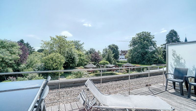 Ruim 3 slaapkamer duplex-appartement van 130m² met terras op zuid-oosten, ondergrondse staanplaats en kelder foto {{pictureIndex}}