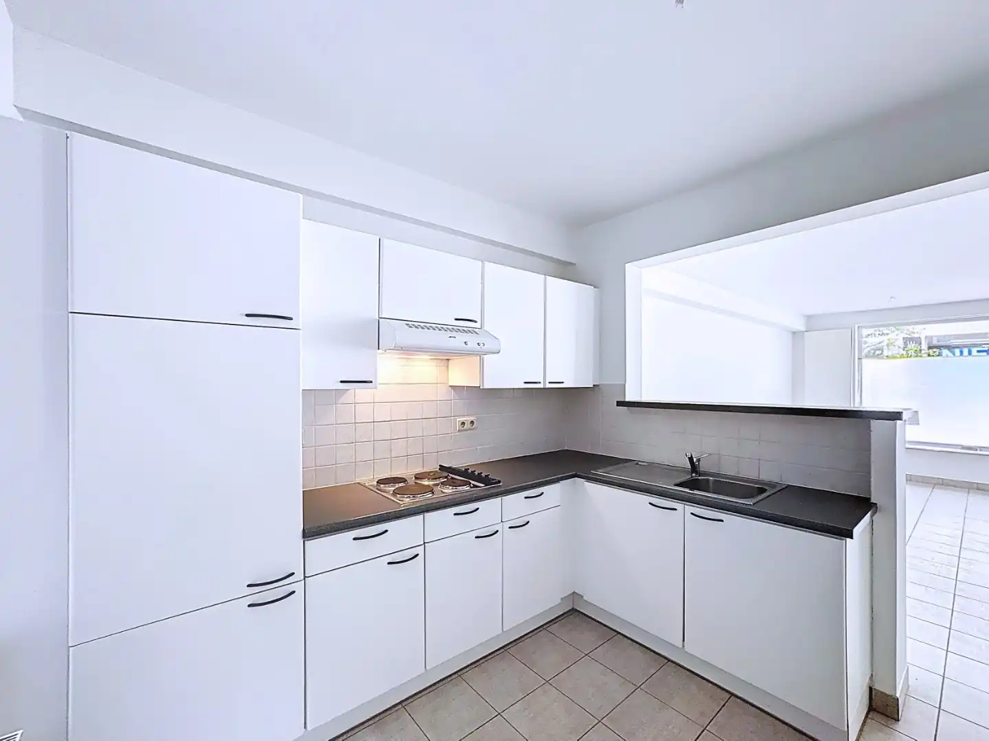 Centraal gelegen gelijkvloers-appartement met 1 grote slaapkamer foto 3