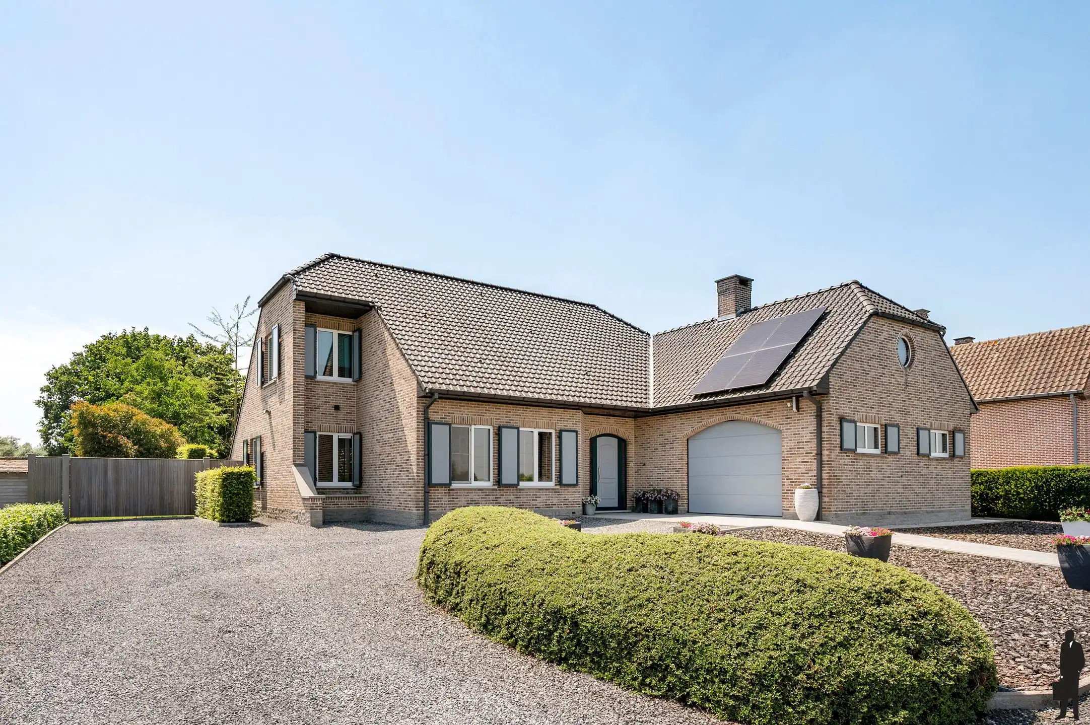 Ruime vrijstaande villa met 4 slaapkamers, inpandige garage en zuidgerichte tuin op een perceel van 2.957 m². foto {{pictureIndex}}