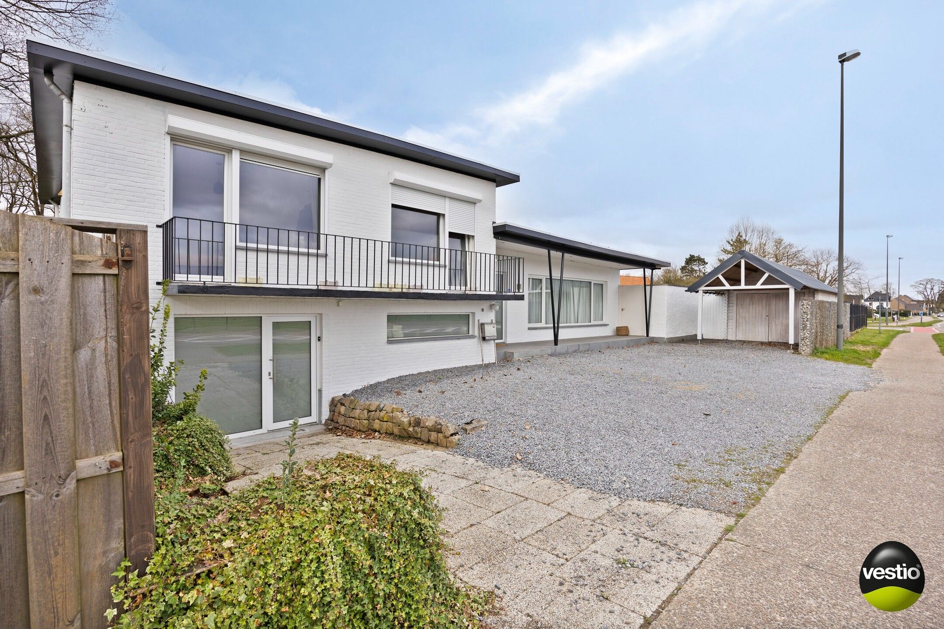 Instapklare, vrijstaande splitlevel-woning met 4 slaapkamers en praktijkruimte op de grens tussen Zutendaal en Lanaken foto 2
