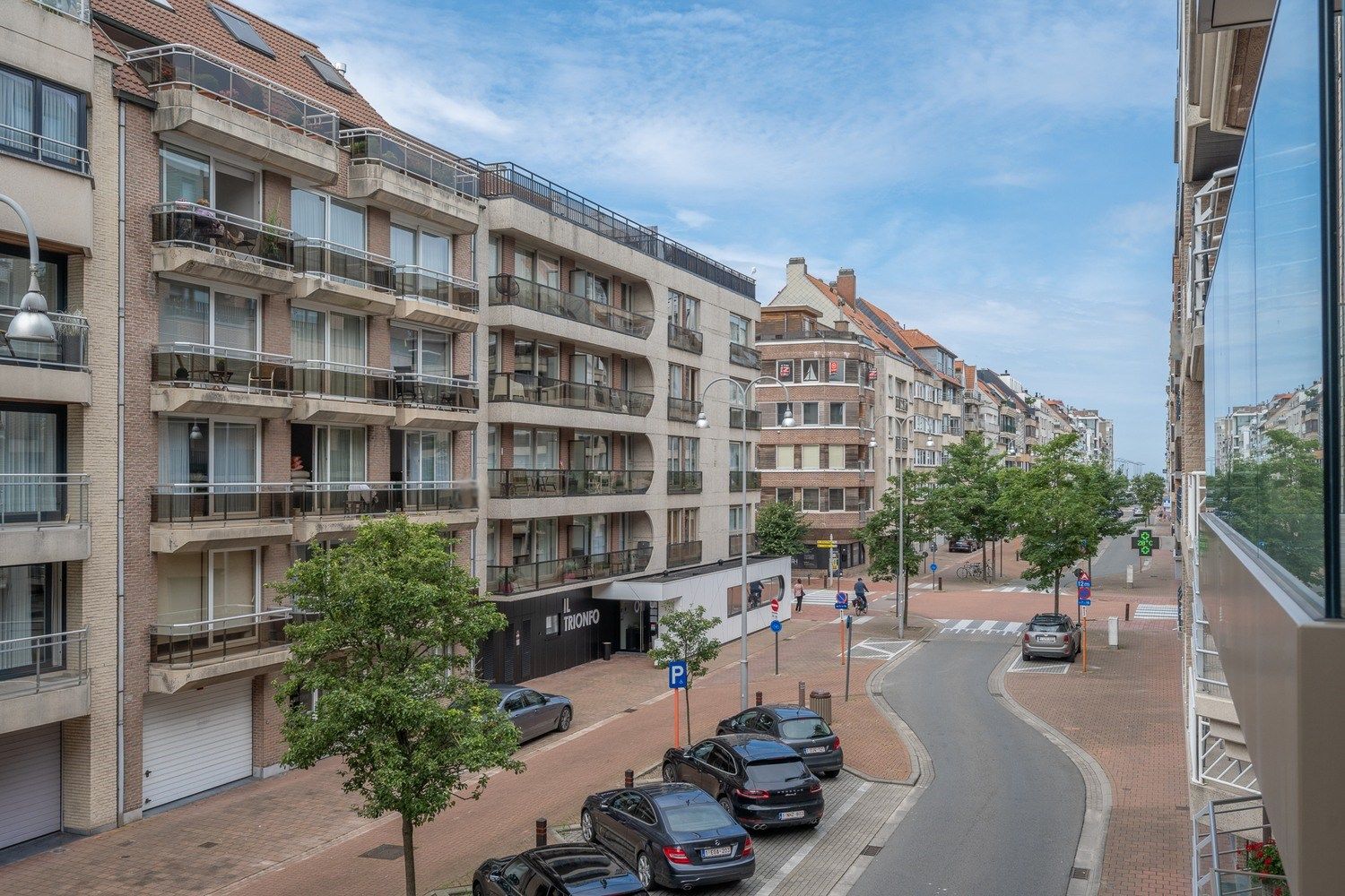 ONGEMEUBELD: Aangenaam recent appartement met 2 volwaardige slaapkamers op een zeer centrale ligging dichtbij de Lippenslaan en de zeedijk te Knokke.  foto 6