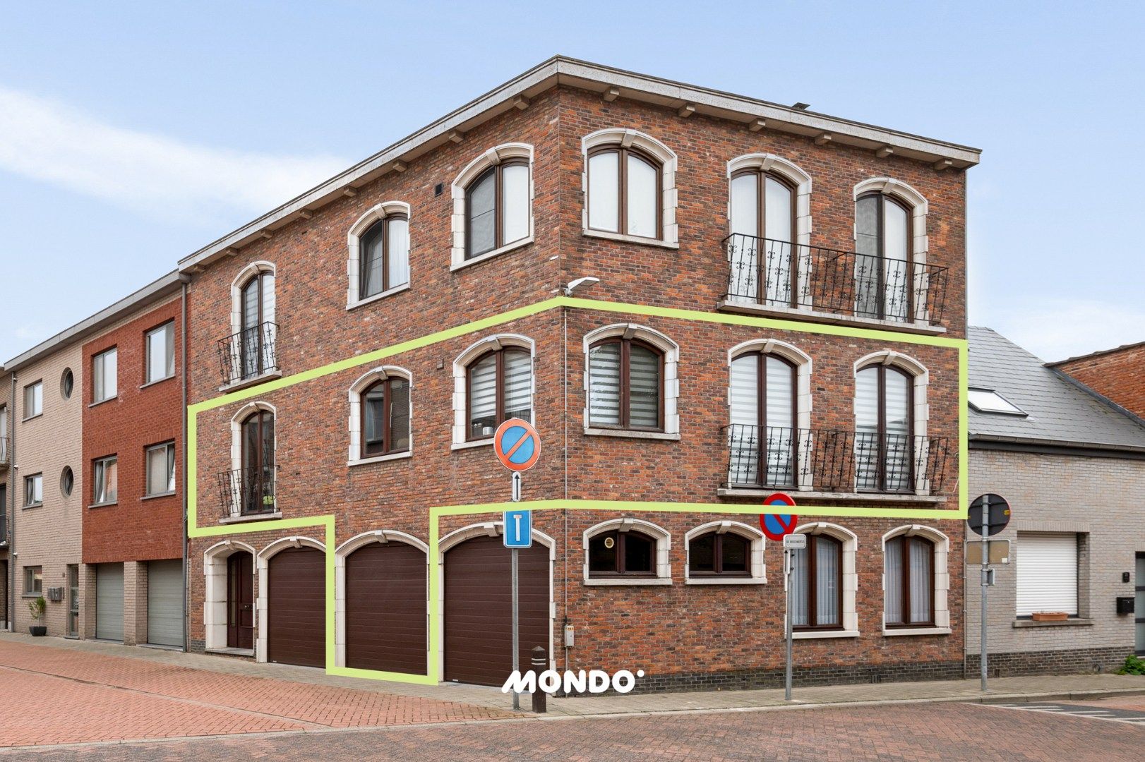 Instapklaar en ruim appartement met 3 slaapkamers, terras en garage in hartje Hemiksem foto {{pictureIndex}}