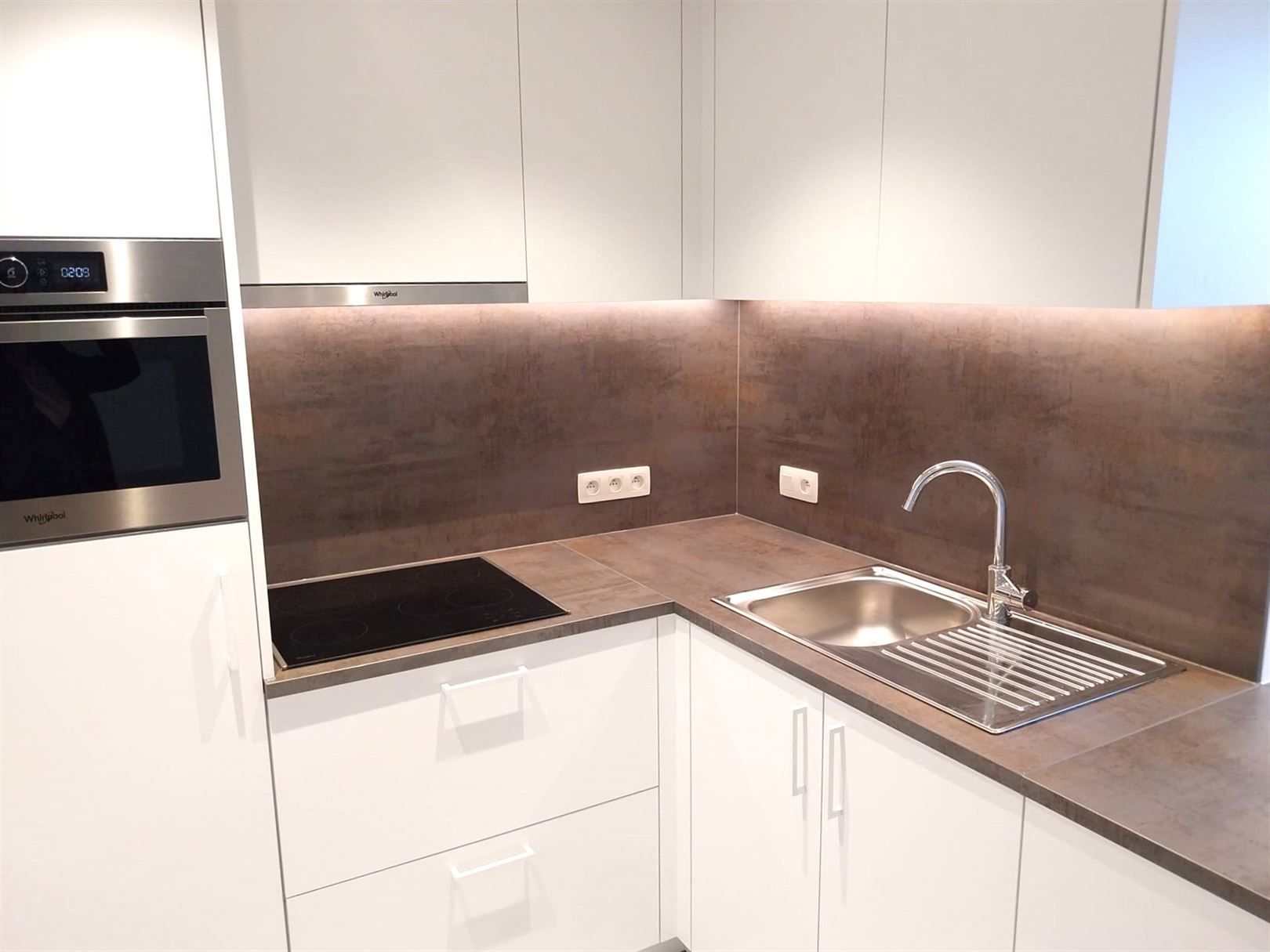 TE HUUR: Volledig gerenoveerd appartement met 1 slaapkamer te Munsterbilzen! foto 4