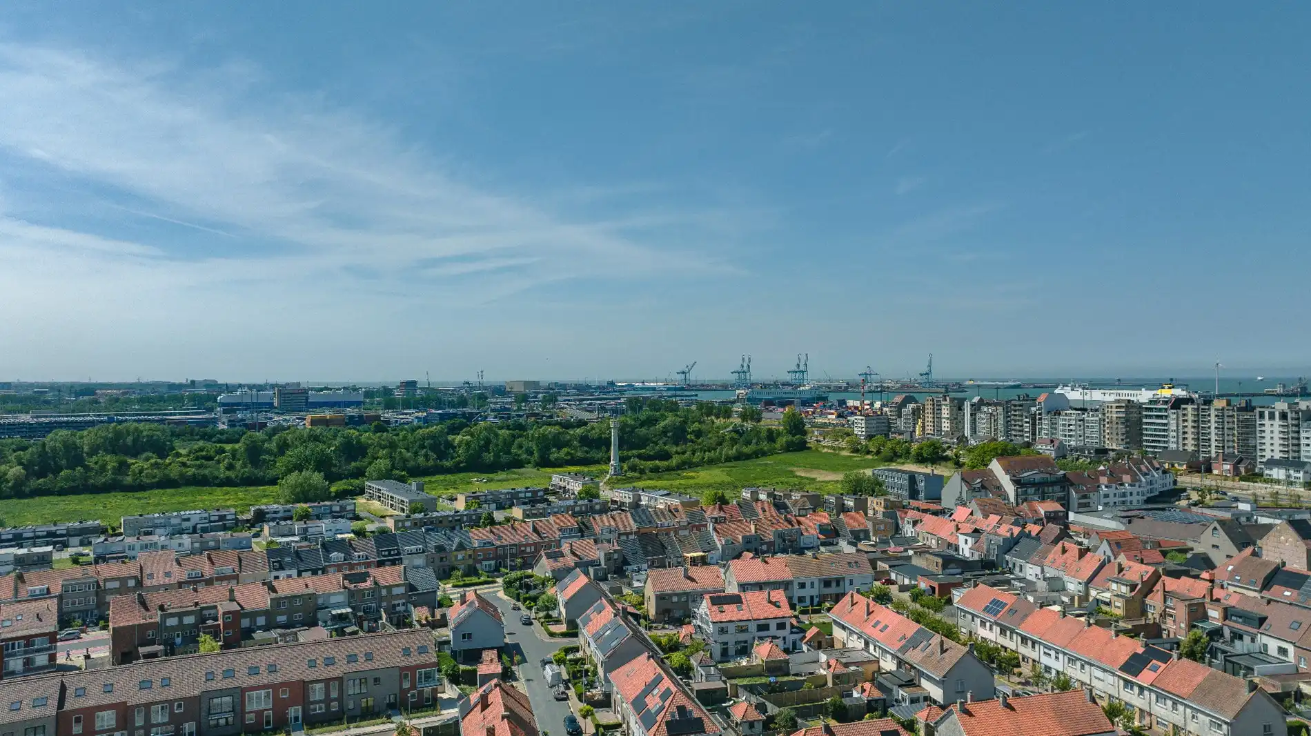 HOOST is een iconische woontoren met een expressief gevelontwerp op enkele honderden meters van de zee. foto 2