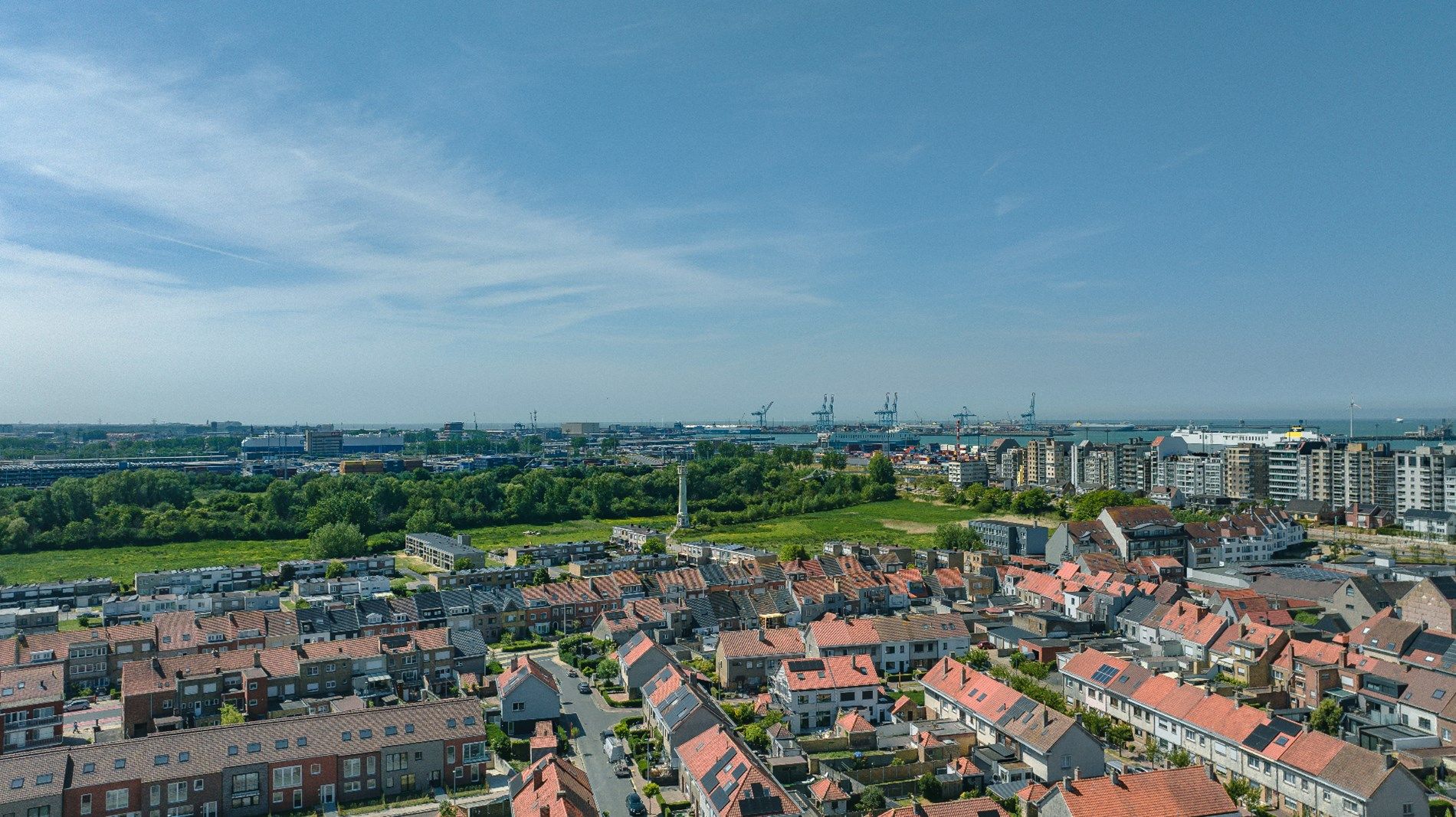 HOOST is een iconische woontoren met een expressief gevelontwerp op enkele honderden meters van de zee. foto 5