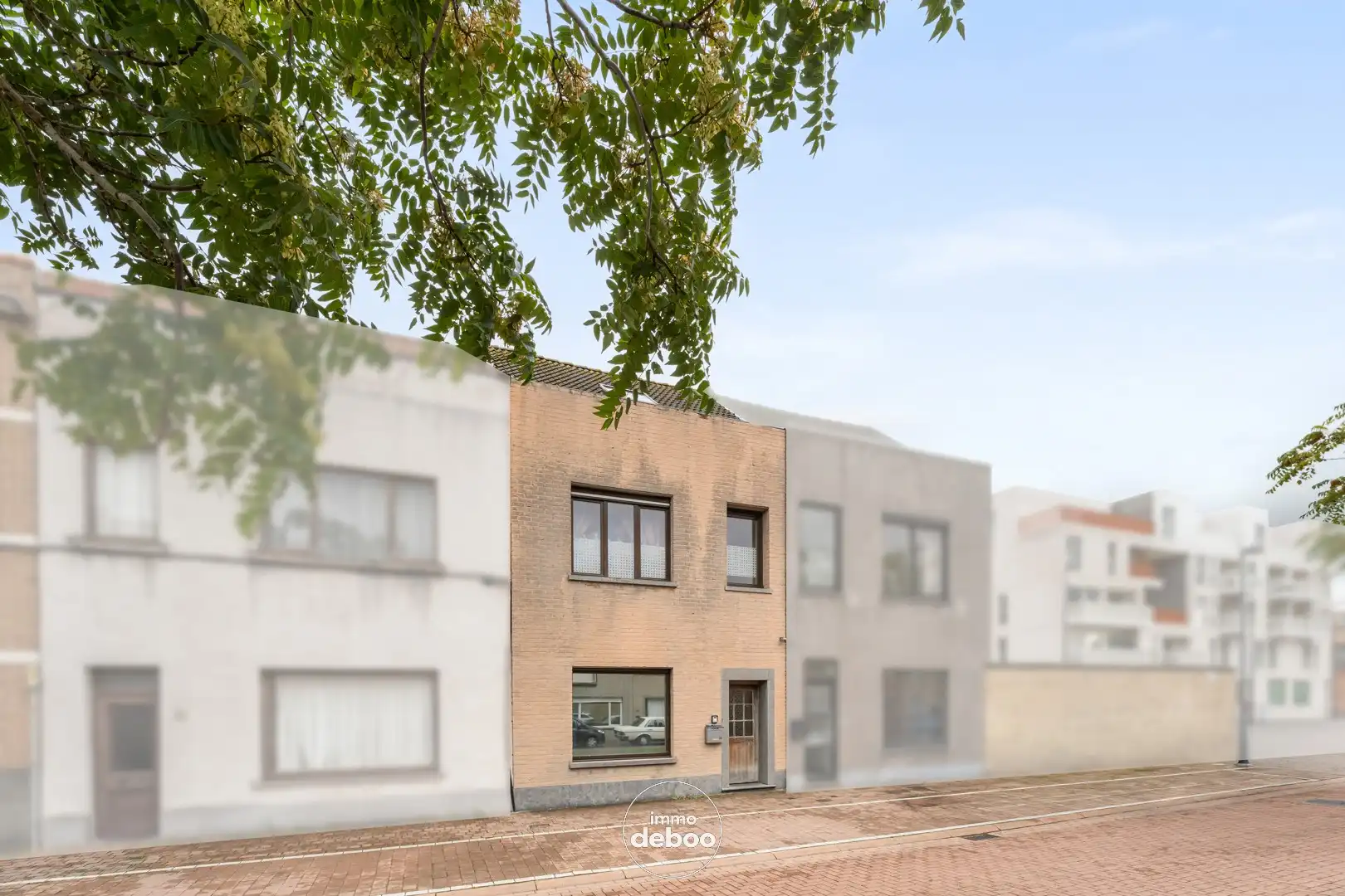 Verzorgde rijwoning met ruime garage foto 2