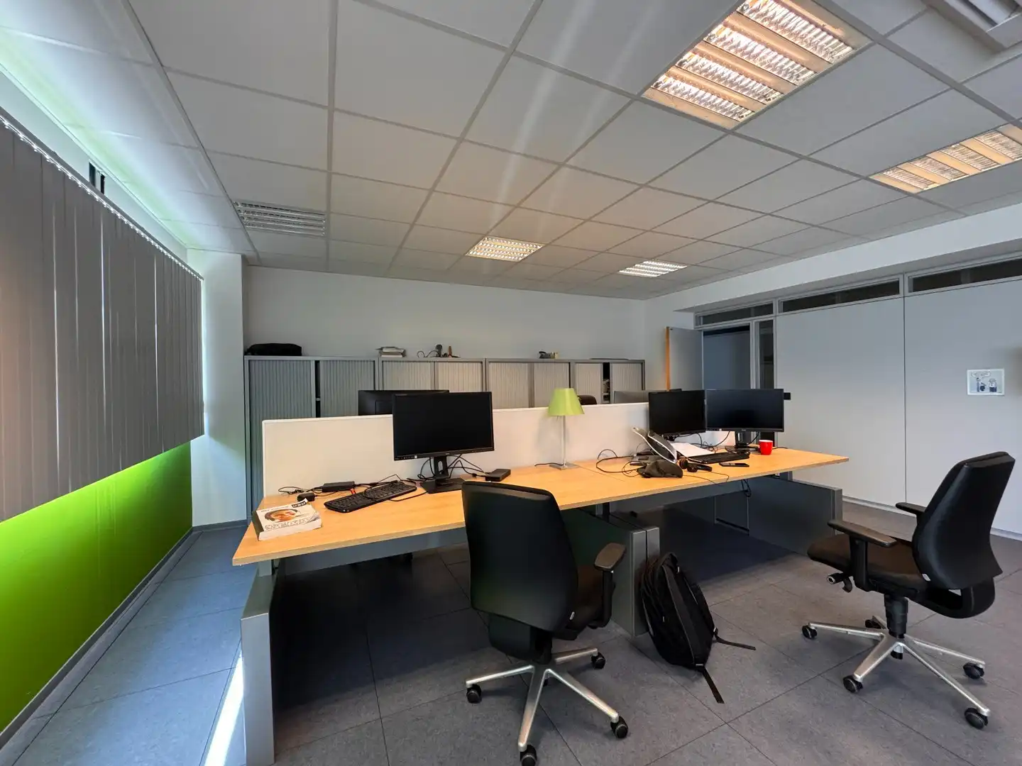 Instapklare kantoorruimte van 450 m² met ruime parking te Oostkamp foto 3