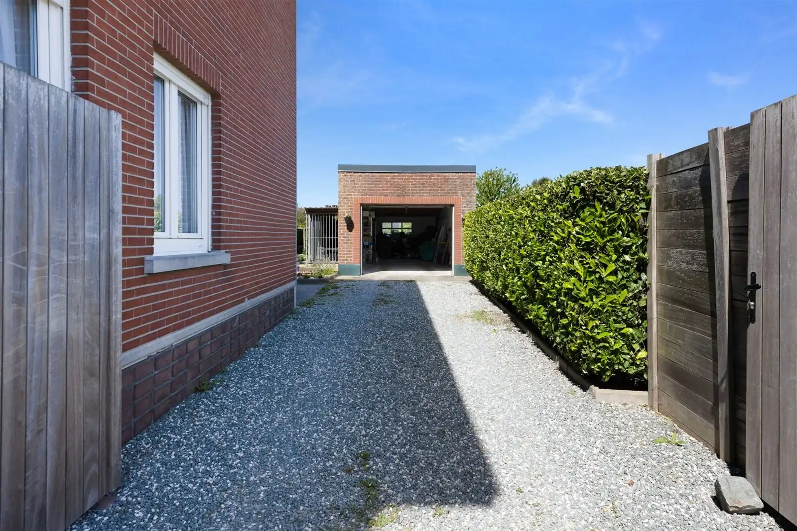 Alleenstaande lwoning met bijgebouw, garage en tuin op 6are23 foto 4