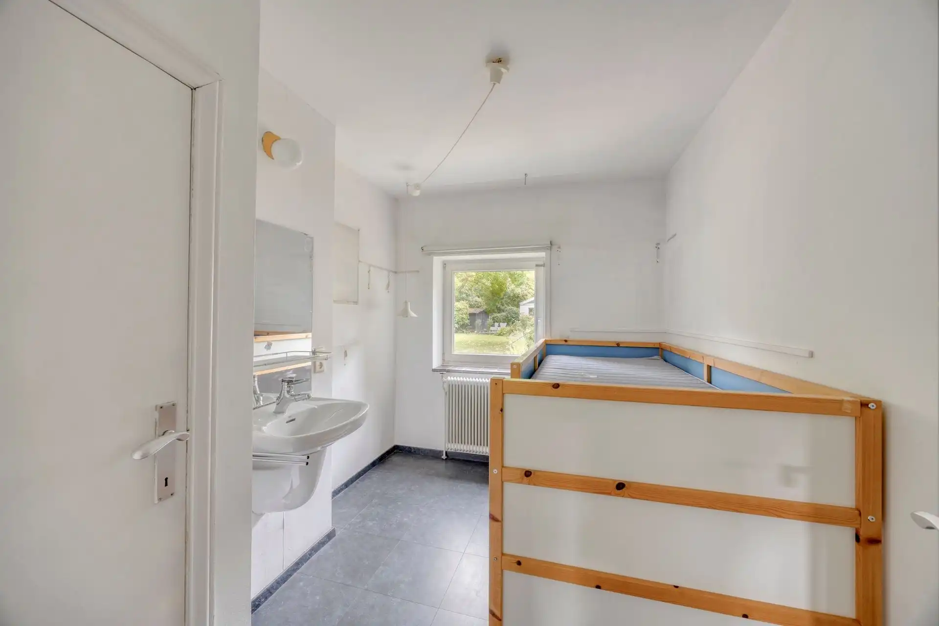 Ruime villa te moderniseren op rustige locatie foto 17