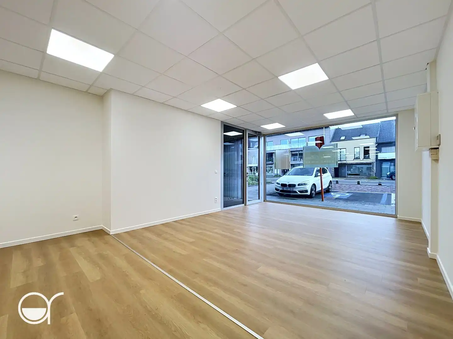 Gerenoveerd kantoor met drie autostaanplaatsen foto 13