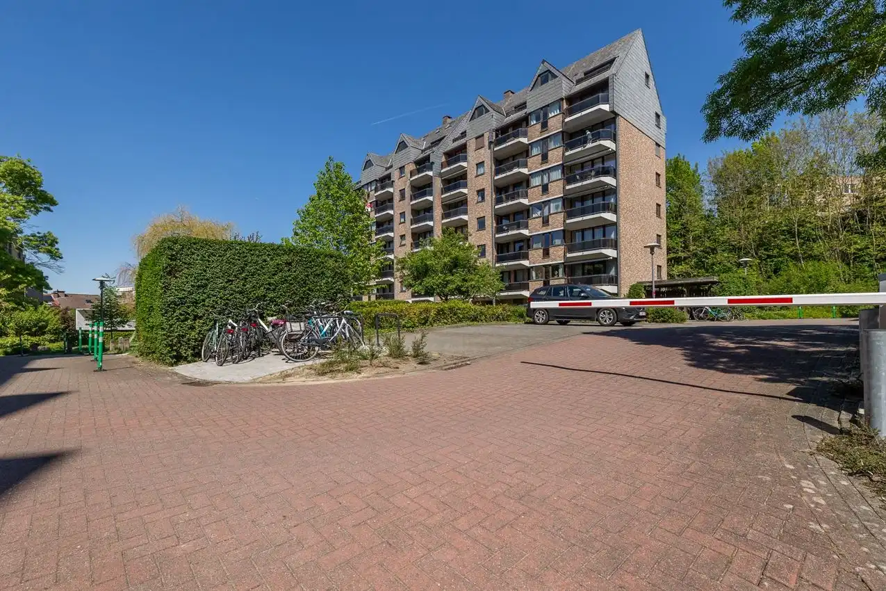 Vernieuwd app, twee slaapkamers, terras en garage foto {{pictureIndex}}