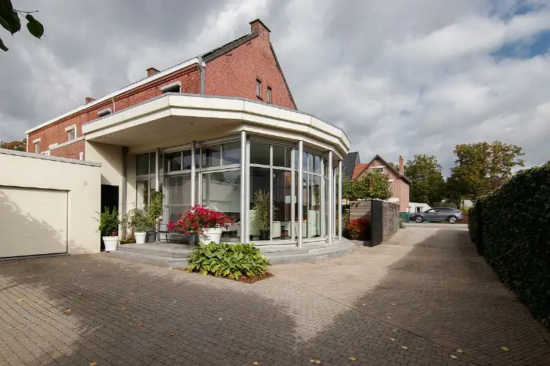 Knap afgewerkte, energiezuinige en ruime woning met vier slaapkamers, guesthouse/praktijkruimte op een centrale (maar toch bosrijke!) locatie te As foto 14